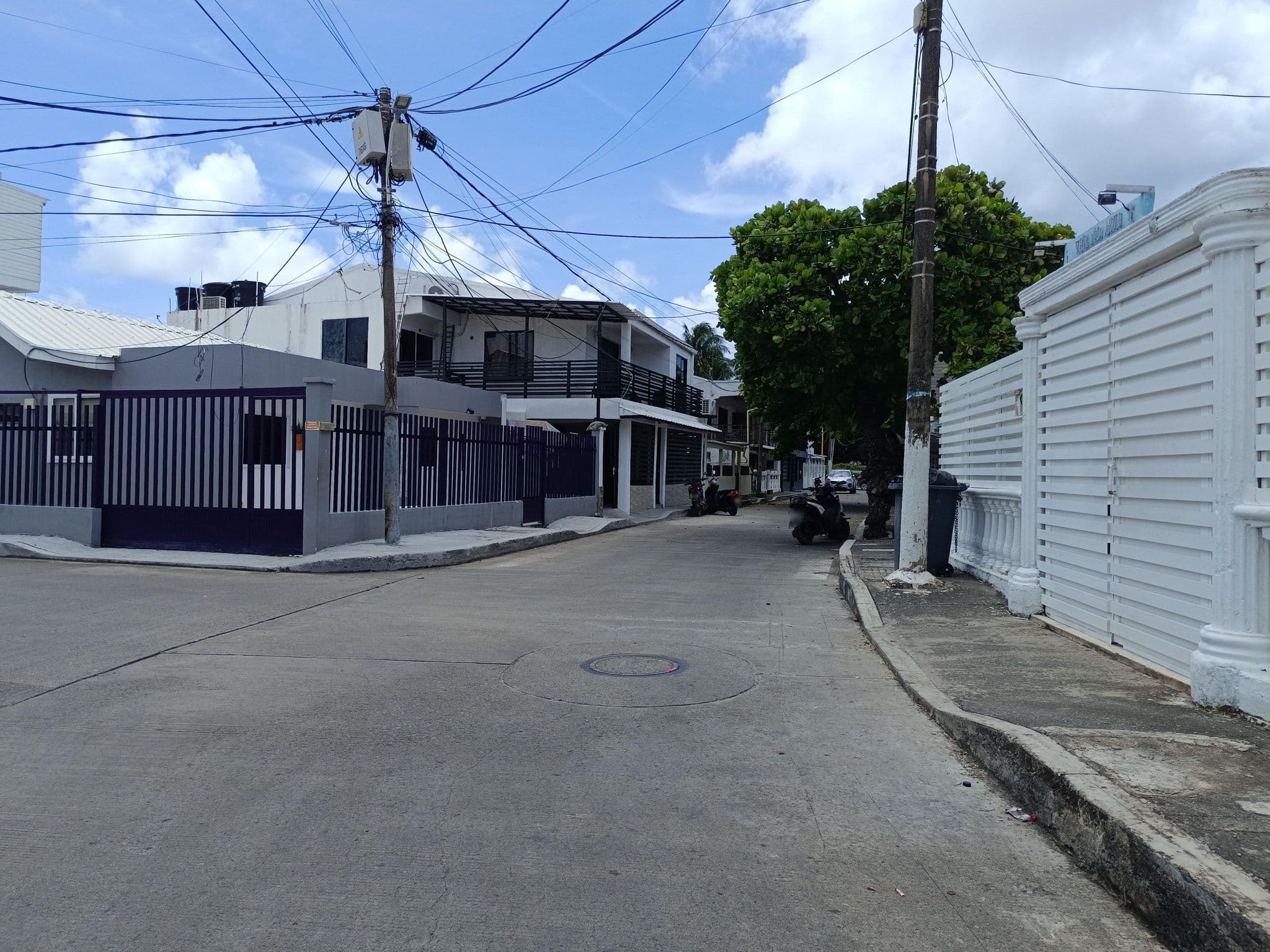Street view near Hotel Casa De Santalba, San Andrés — © bluealmondhostel (CC BY-SA · Mapillary)