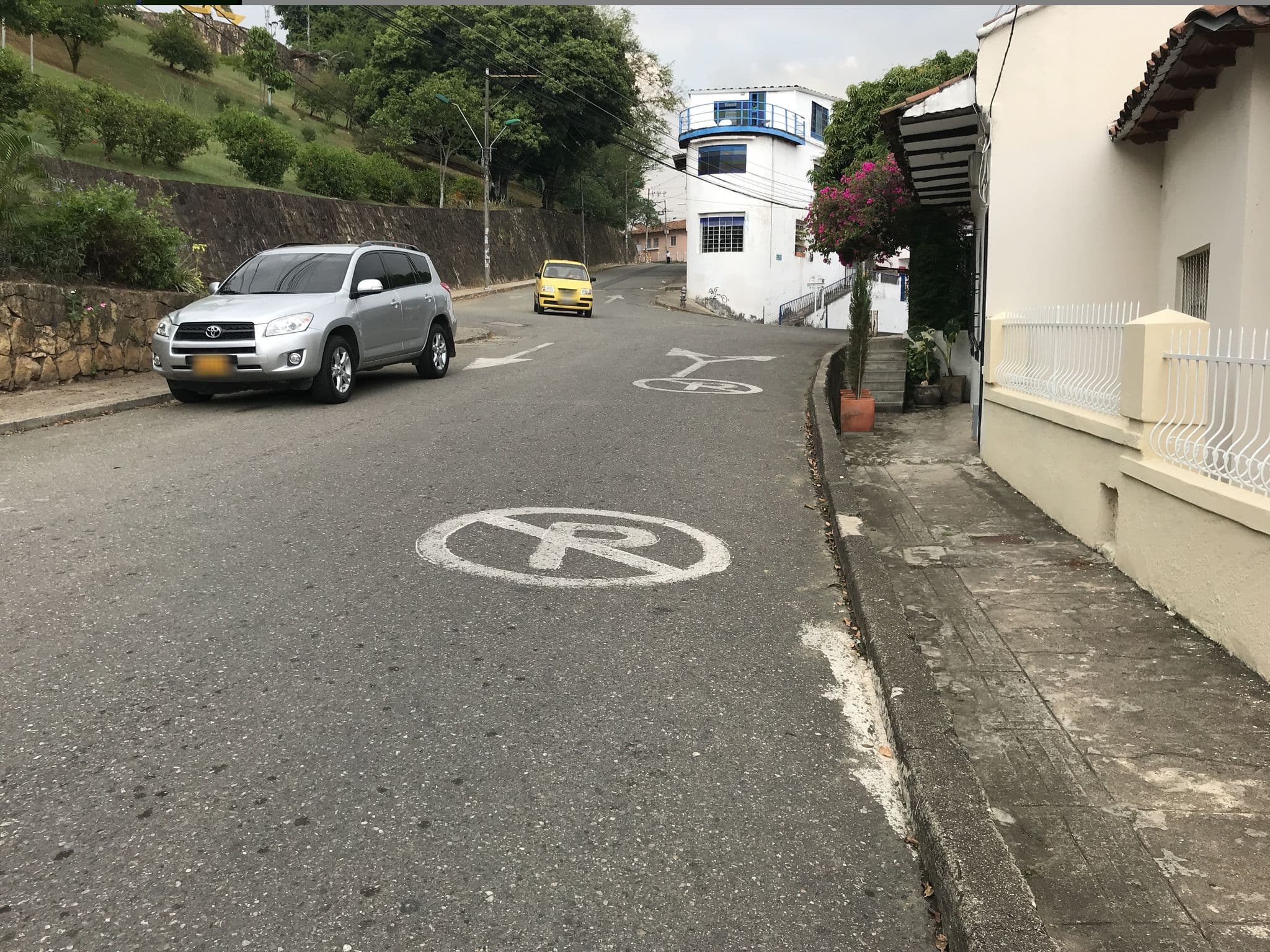 Street view near Hostal El Aguacate, Cali — © ejegg (CC BY-SA · Mapillary)