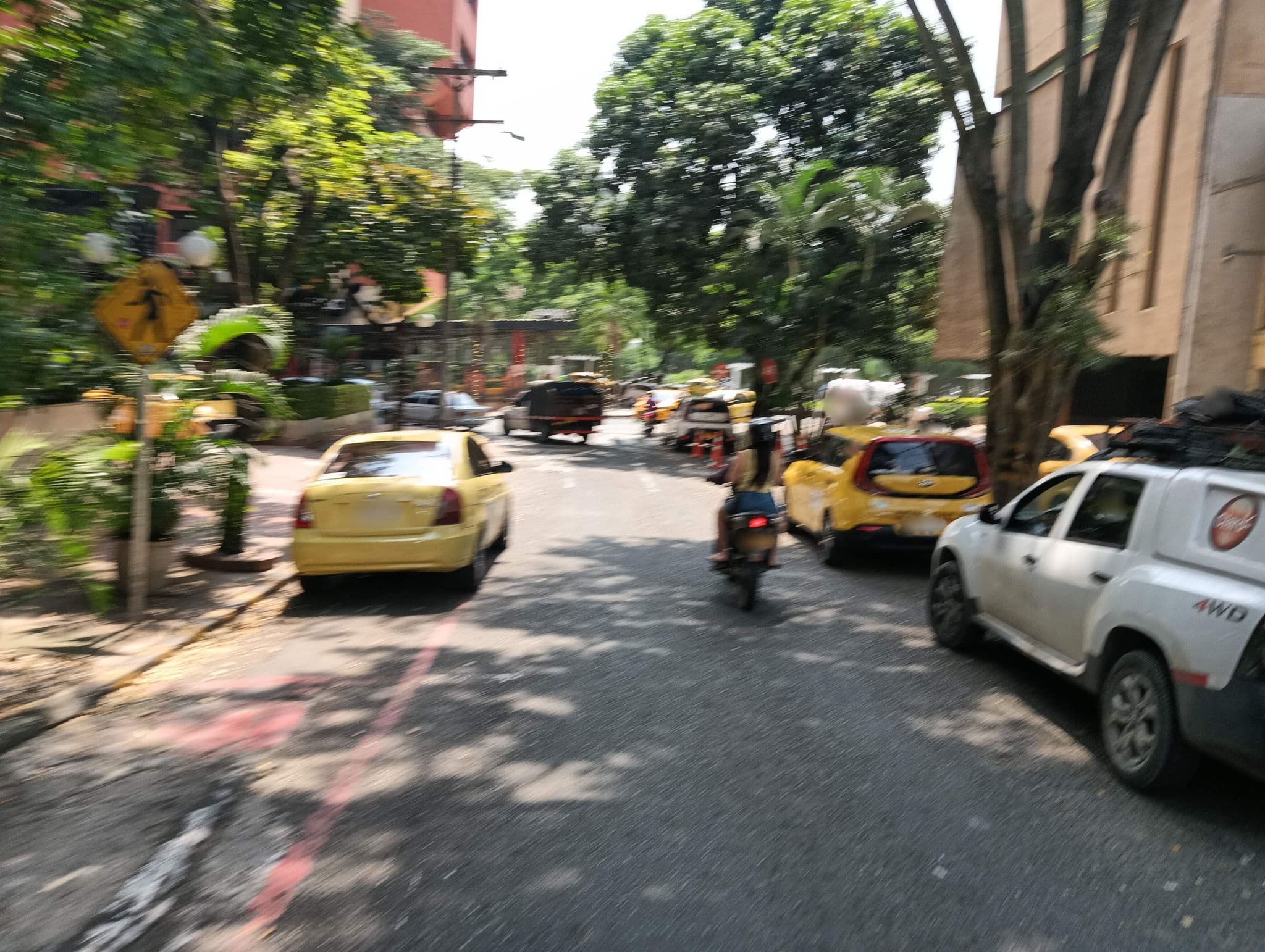 Street view near Hotel Dann Carlton, Cali — © cikadica (CC BY-SA · Mapillary)