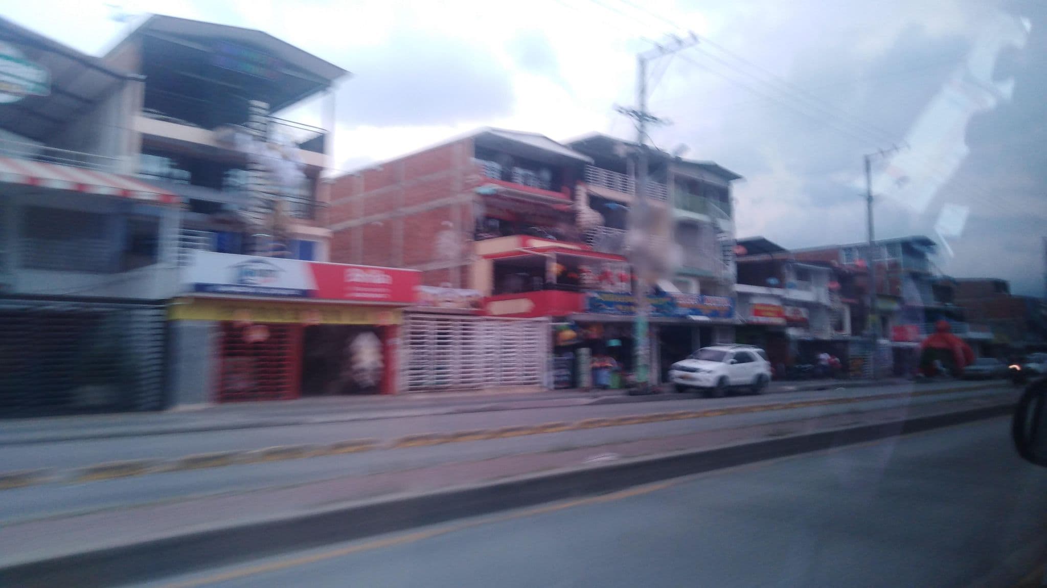 Street view near Aparta Hotel Las Avenidas, Cali — © angelajim (CC BY-SA · Mapillary)