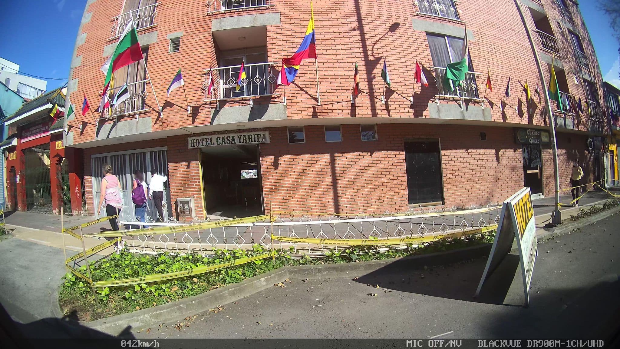 Street view near Hotel Yaripá, Manizales — © kaart_2 (CC BY-SA · Mapillary)