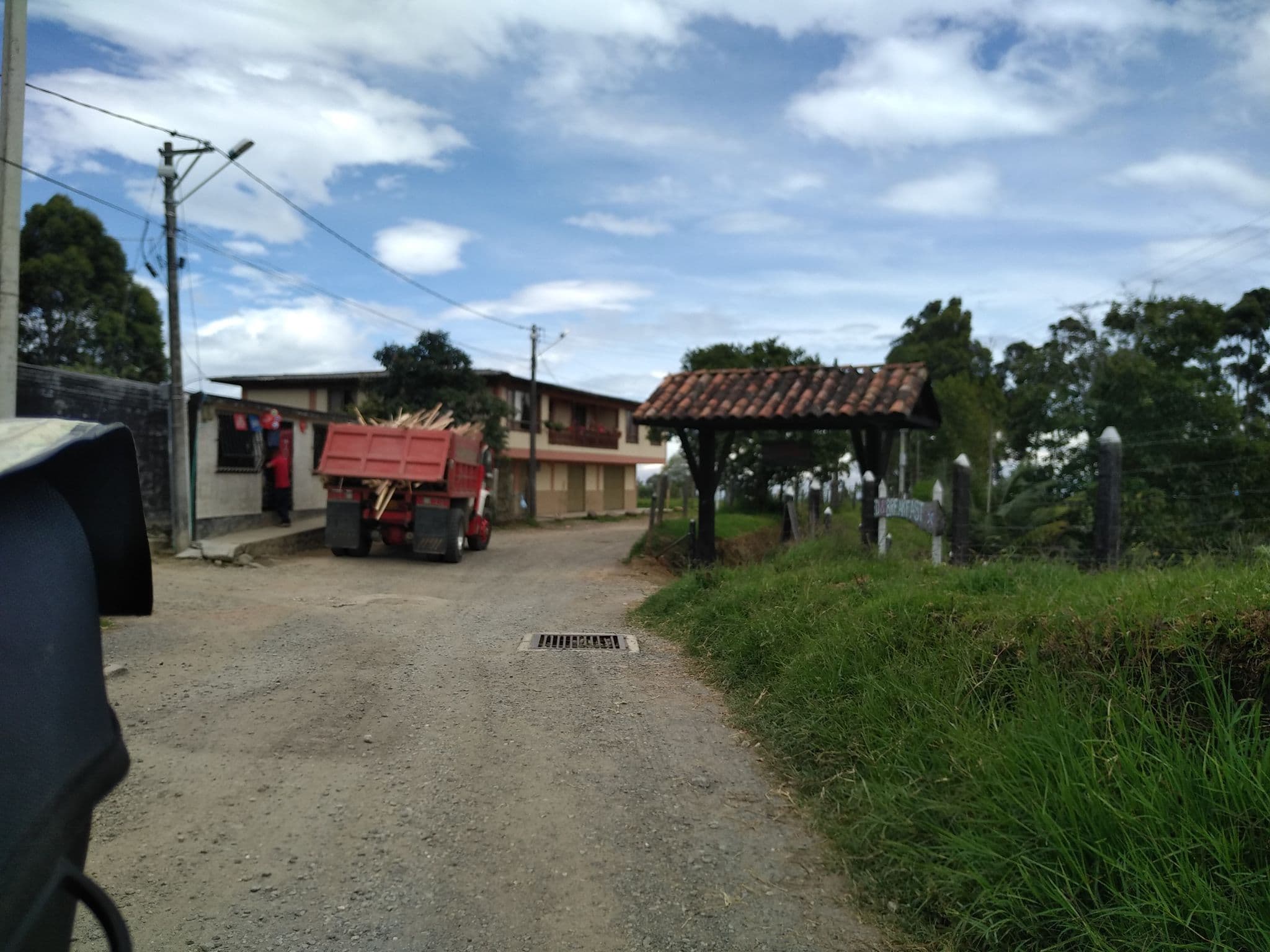 Street view near Ecohostal las Camelias, Salento — © nomadmapper (CC BY-SA · Mapillary)