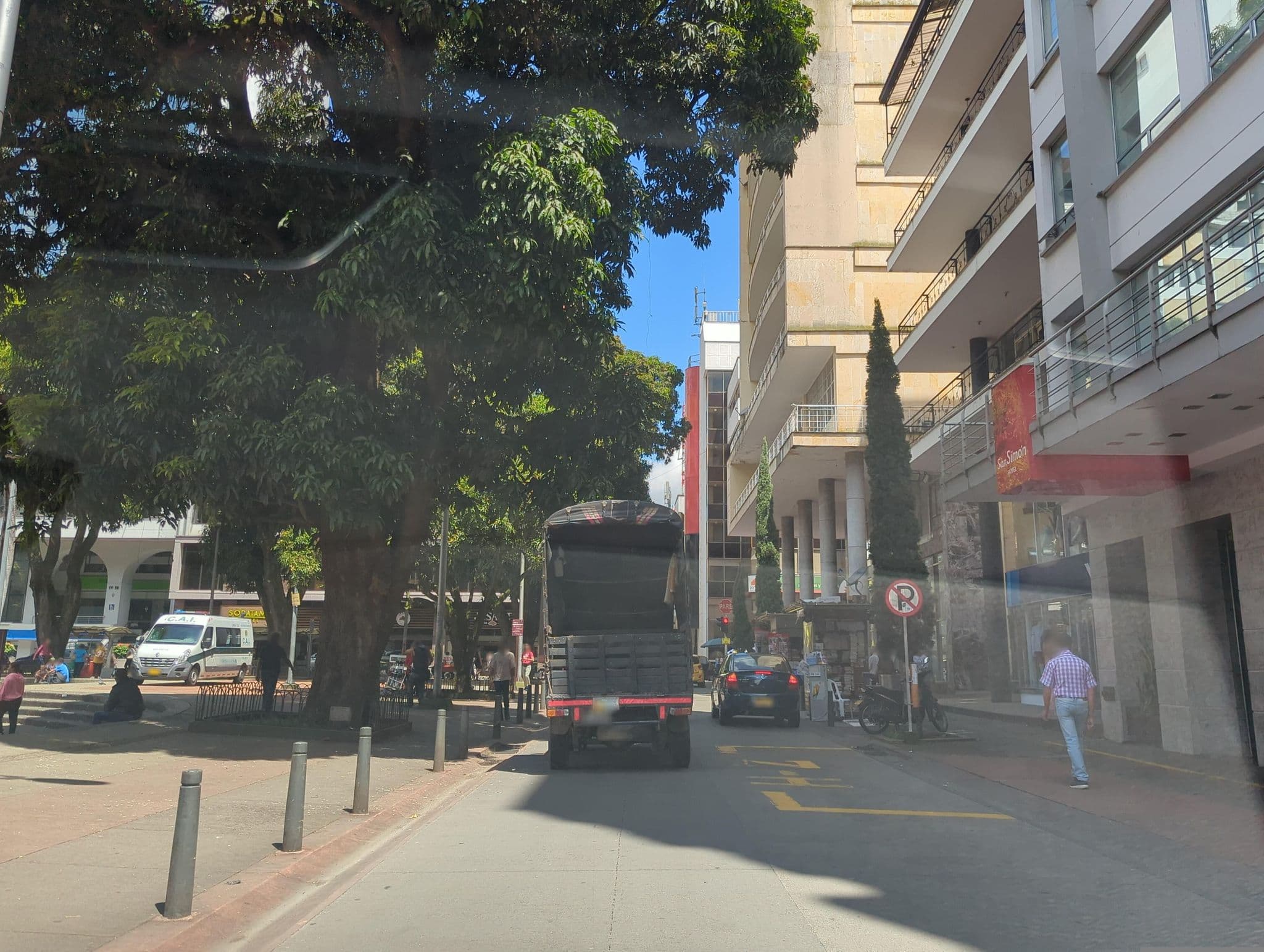 Street view near San Simón Hotel Boutique, Pereira — © maplarry (CC BY-SA · Mapillary)