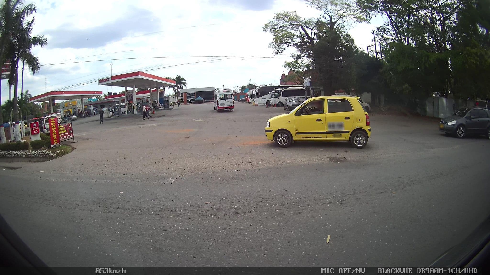 Street view near Hotel Camelot, Villavicencio — © kaart_2 (CC BY-SA · Mapillary)