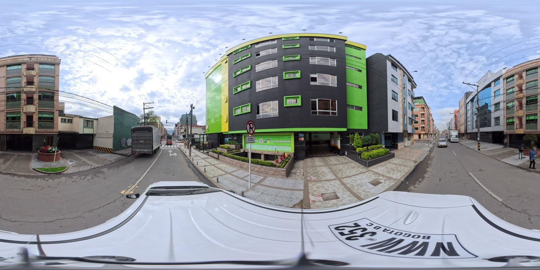 Street view near Hotel Orquidea Real, Kennedy — © cgalindop (CC BY-SA · Mapillary)