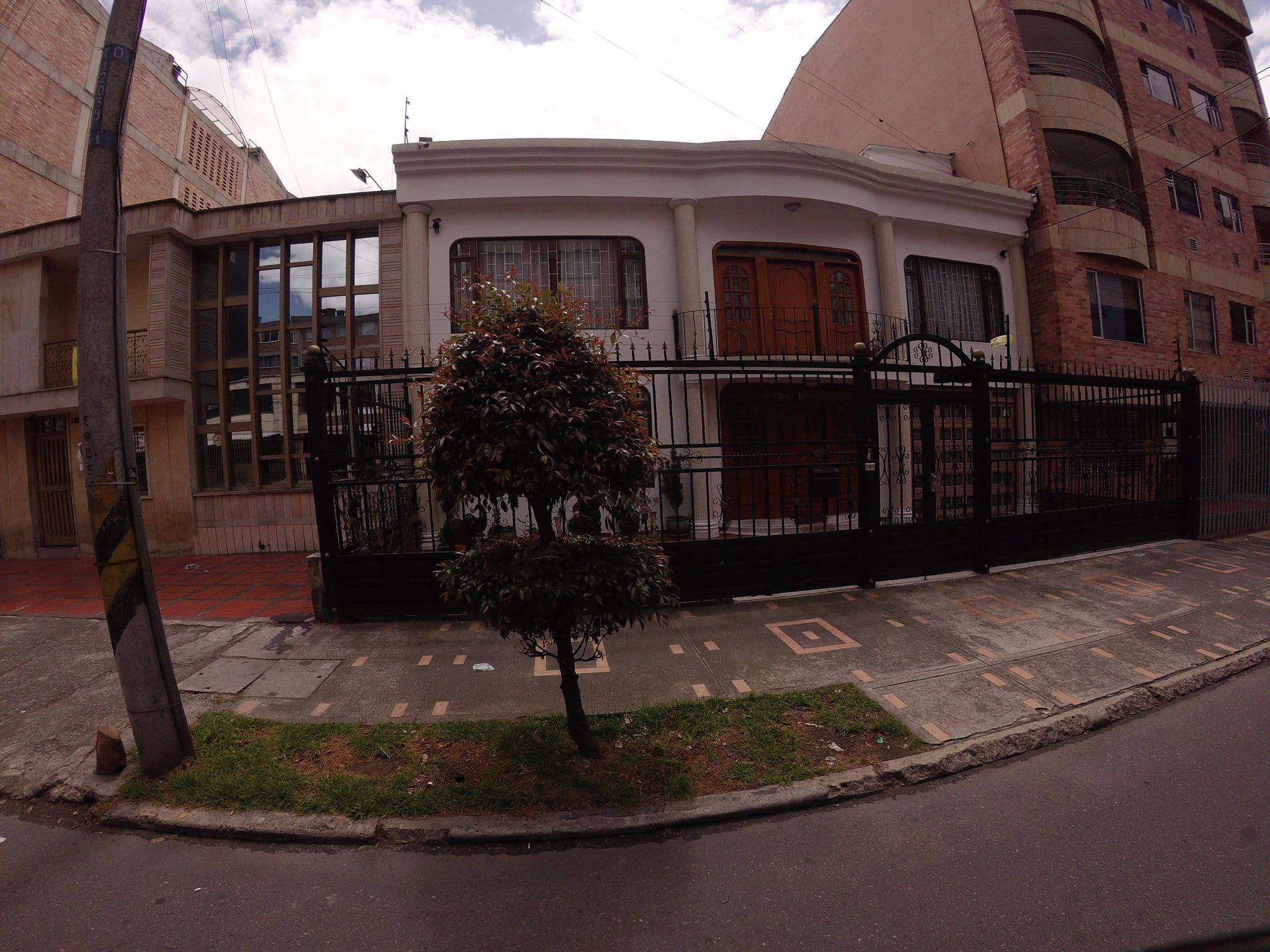 Street view near Estelar Apartamentos Aeropuerto, Bogotá — © angoca (CC BY-SA · Mapillary)