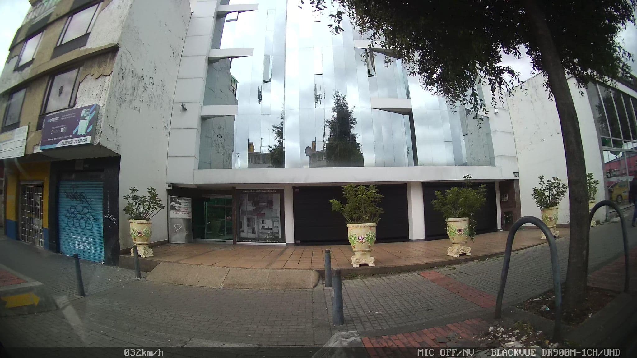 Street view near Moon Palace, Bogotá — © kaart_4 (CC BY-SA · Mapillary)