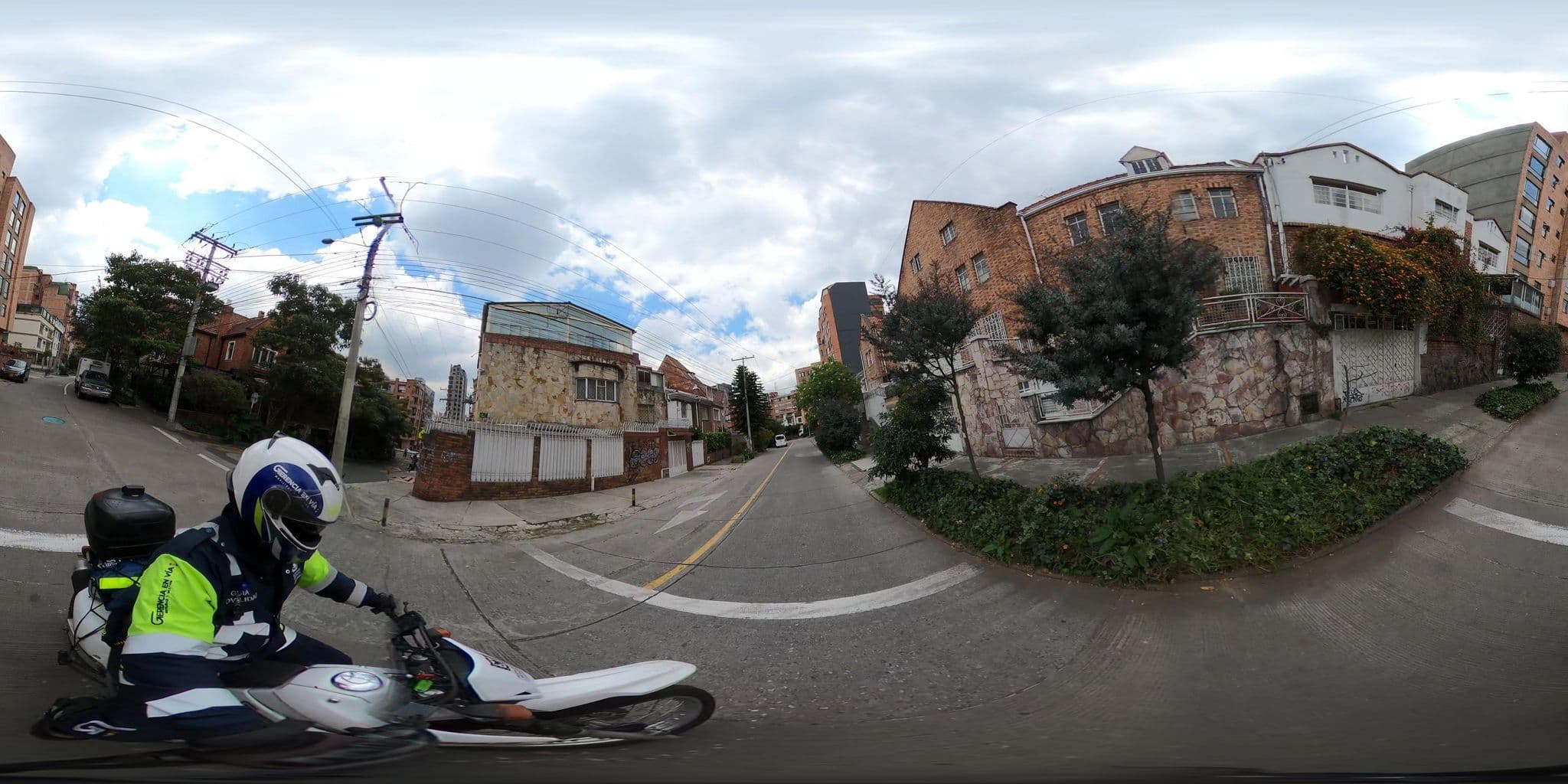 Street view near Hotel Boutique Alma de Bogotá, Bogotá — © cgalindop (CC BY-SA · Mapillary)