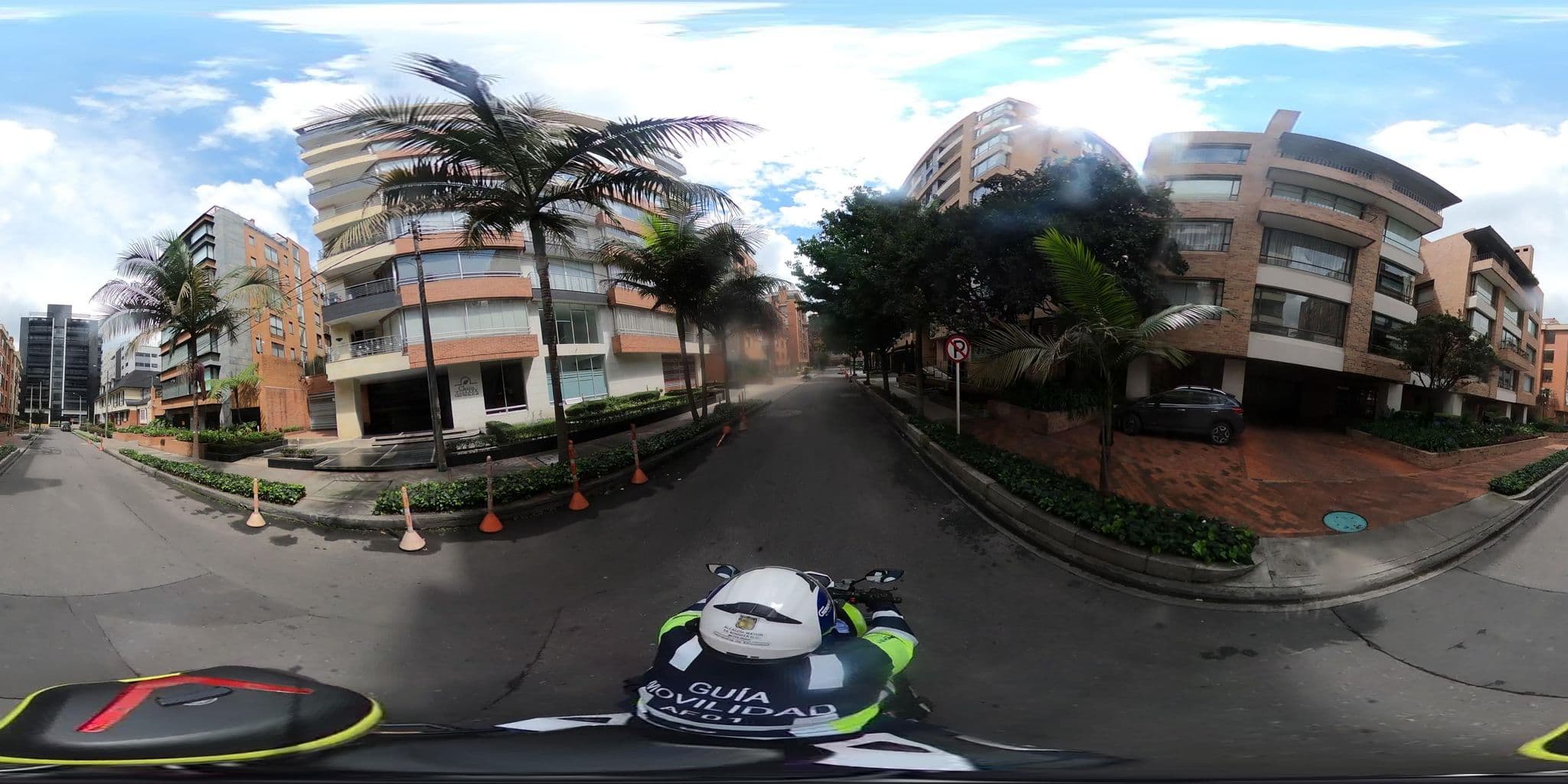 Street view near Ramada Bogota Belle Époque, Barrio San Luis — © cgalindop (CC BY-SA · Mapillary)