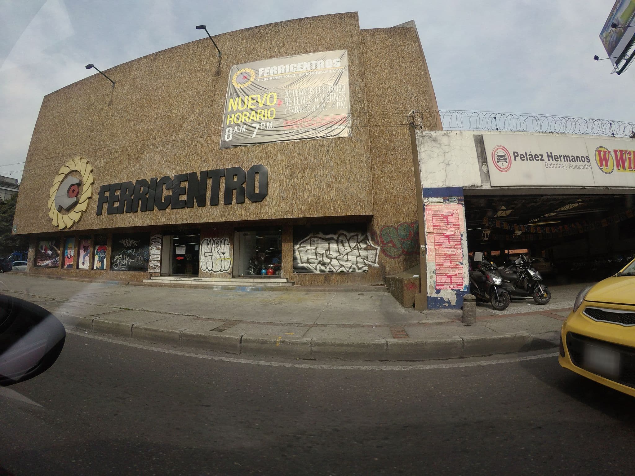 Street view near Hotel Estelar Blue Medellín, Barrio San Luis — © angoca (CC BY-SA · Mapillary)