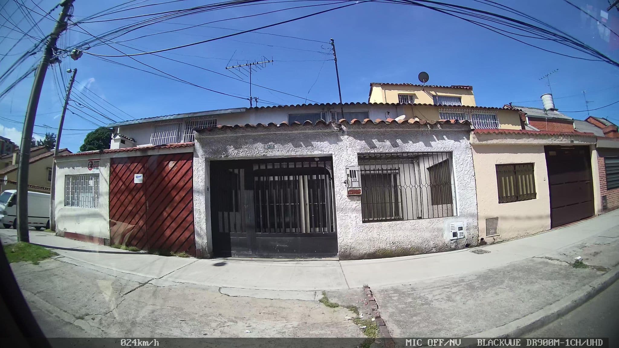 Street view near Casa Familiar En Bogotà, Barrio San Luis — © kaart_4 (CC BY-SA · Mapillary)