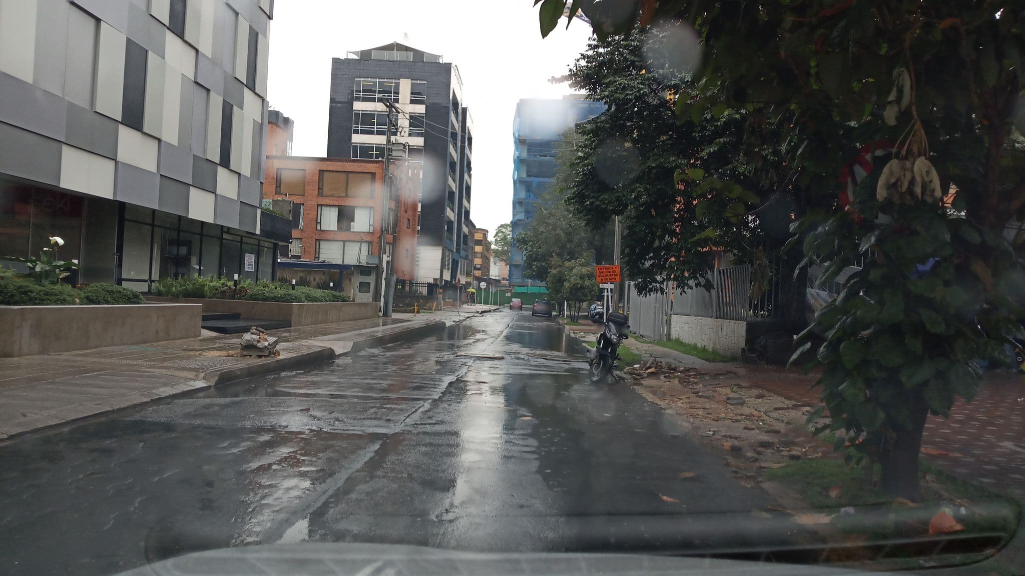 Street view near Apartamentos Amoblados Neptuno, Barrio San Luis — © expertoslanix (CC BY-SA · Mapillary)