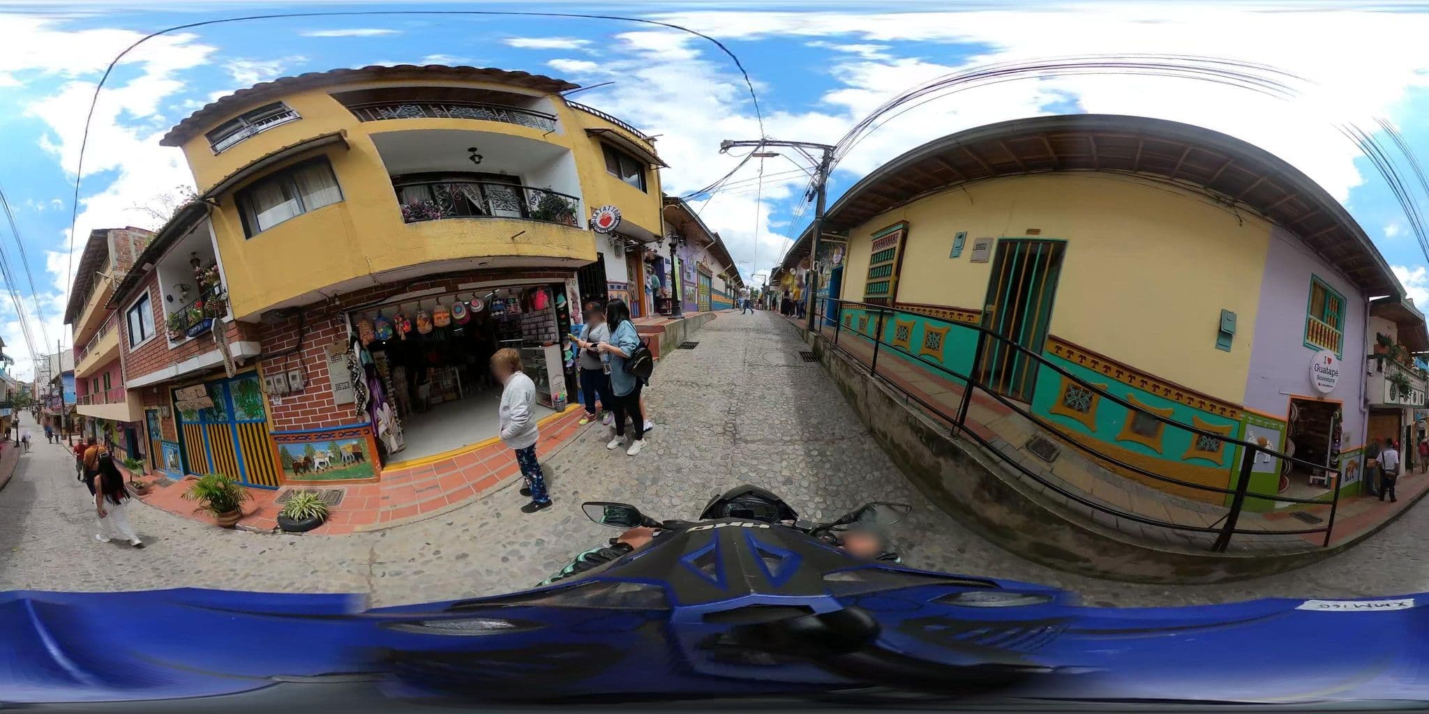 Street view near Hotel Las Araucarias, Guatapé — © 360recorrido (CC BY-SA · Mapillary)