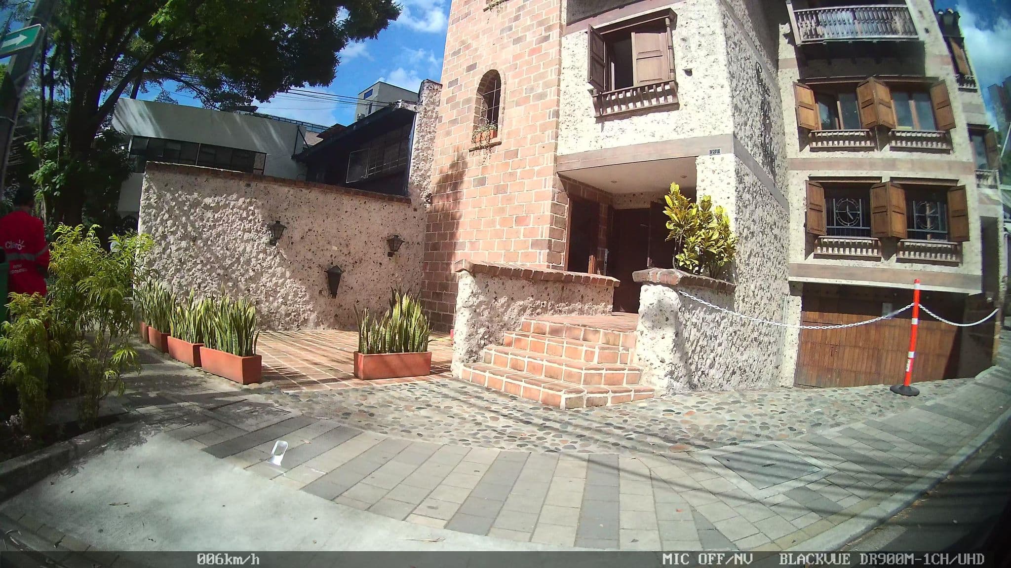 Street view near Primavera Hostel, Medellín — © kaart_4 (CC BY-SA · Mapillary)