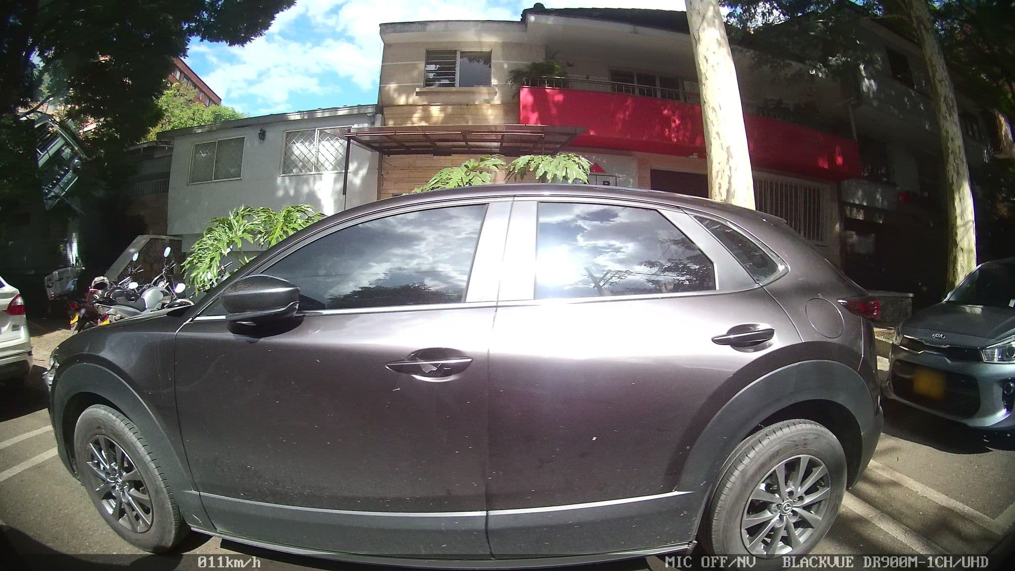 Street view near El Arupo Hostel, Medellín — © kaart_4 (CC BY-SA · Mapillary)