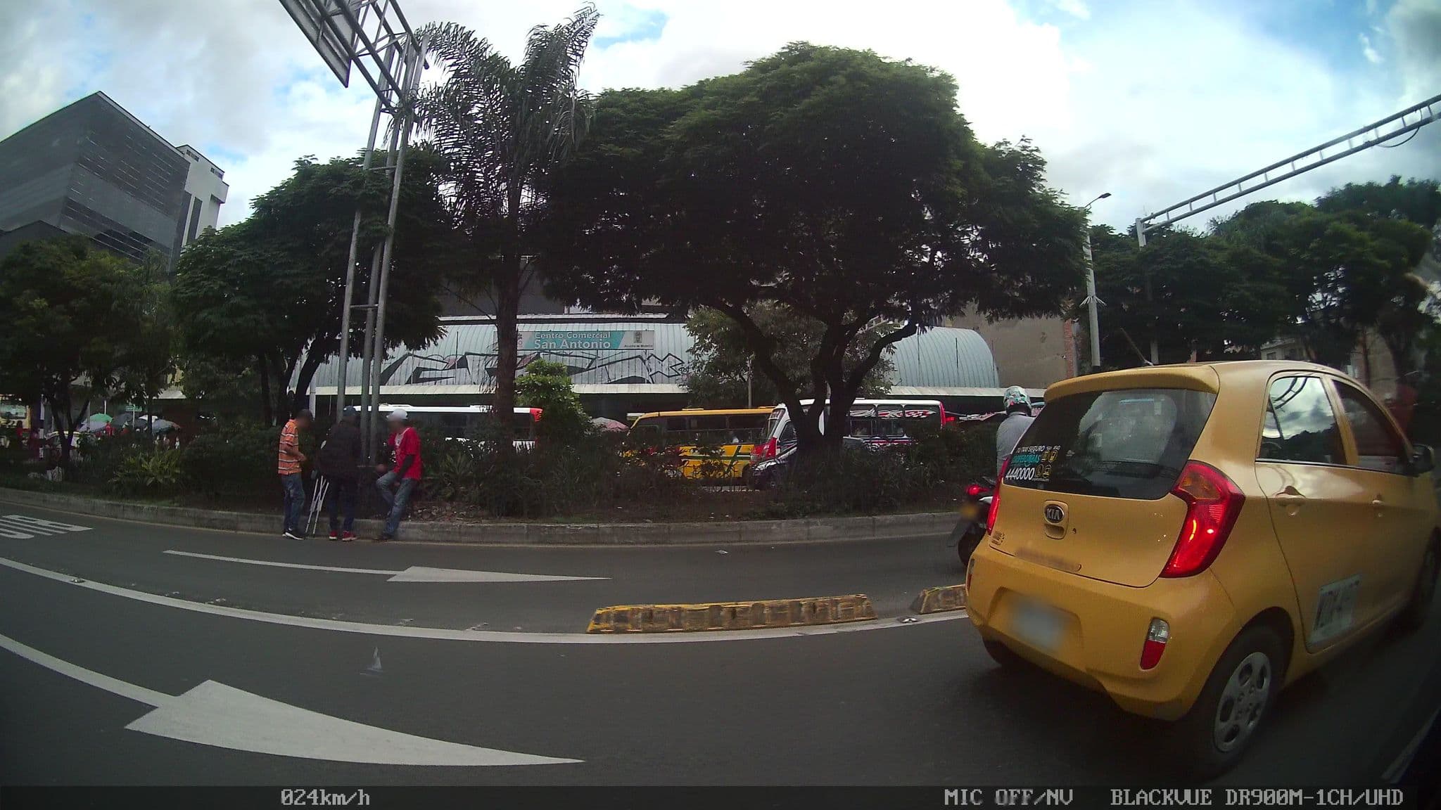 Street view near Hotel Paranoha, Medellín — © kaart_4 (CC BY-SA · Mapillary)