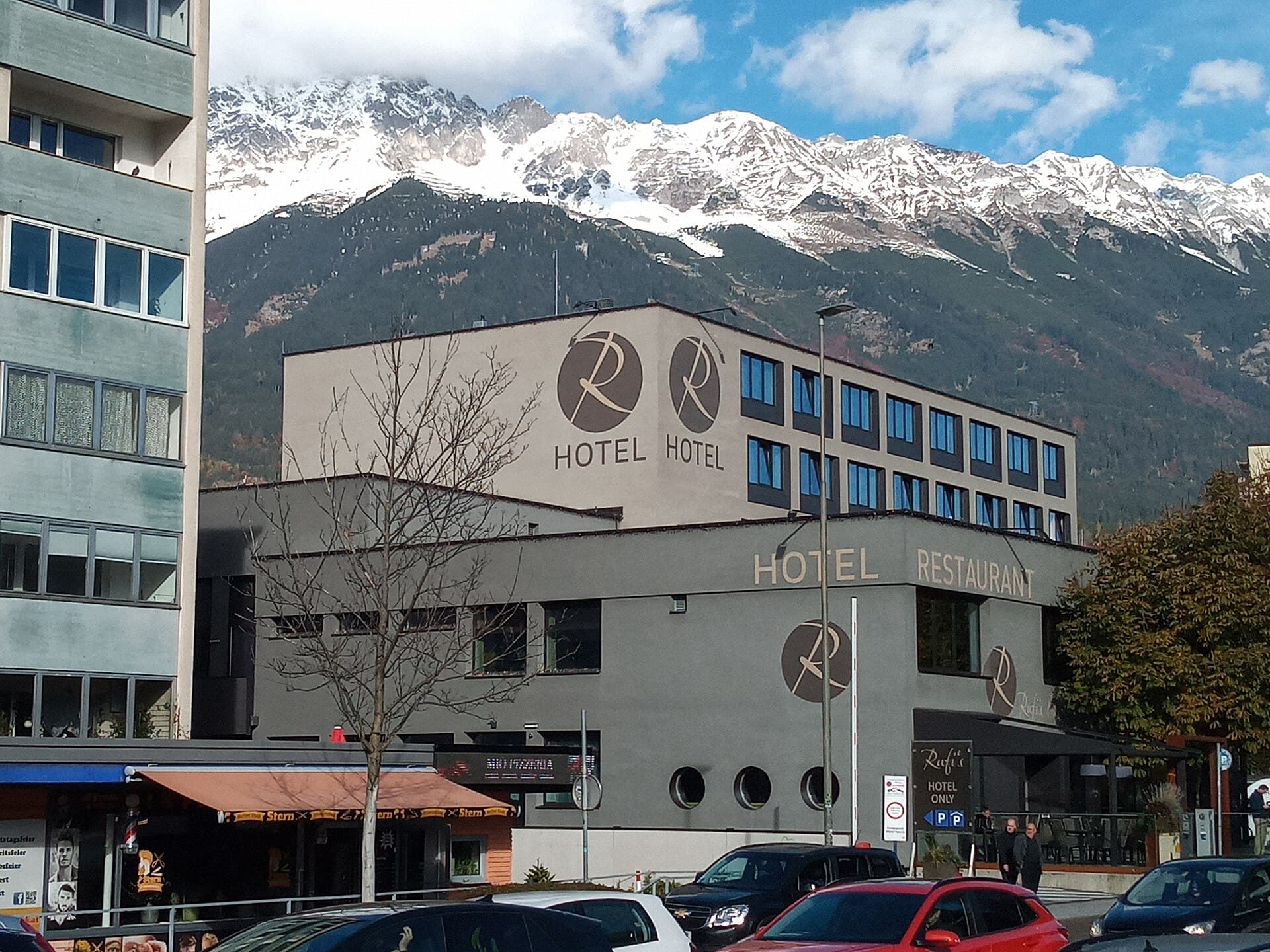 Rufi’s Hotel (via Wikimedia Commons, CC BY-SA 4.0)