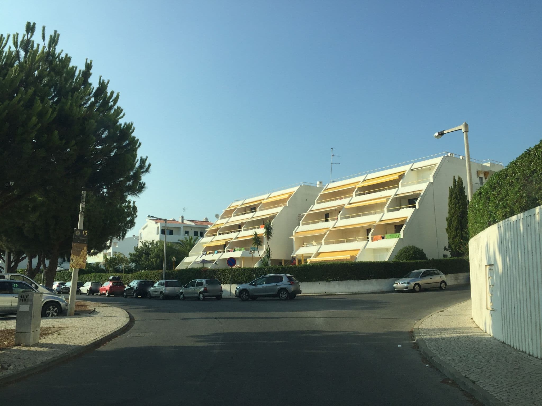 Street view near Apartamentos Brisa do Mar, Armação de Pêra — © ptmap (CC BY-SA · Mapillary)