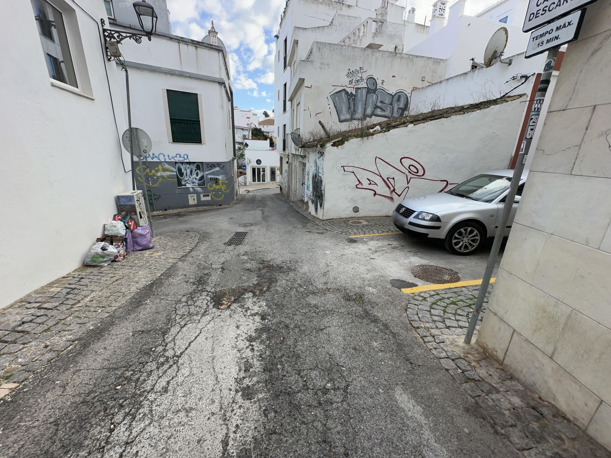 Street view near Residencial Sol A Sol, Lagos — © varun959 (CC BY-SA · Mapillary)