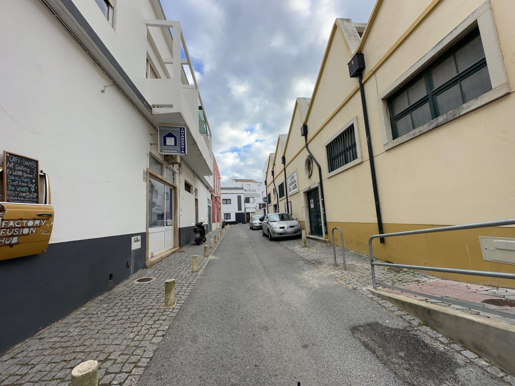 Street view near Lagos Escape Hostel, Lagos — © varun959 (CC BY-SA · Mapillary)