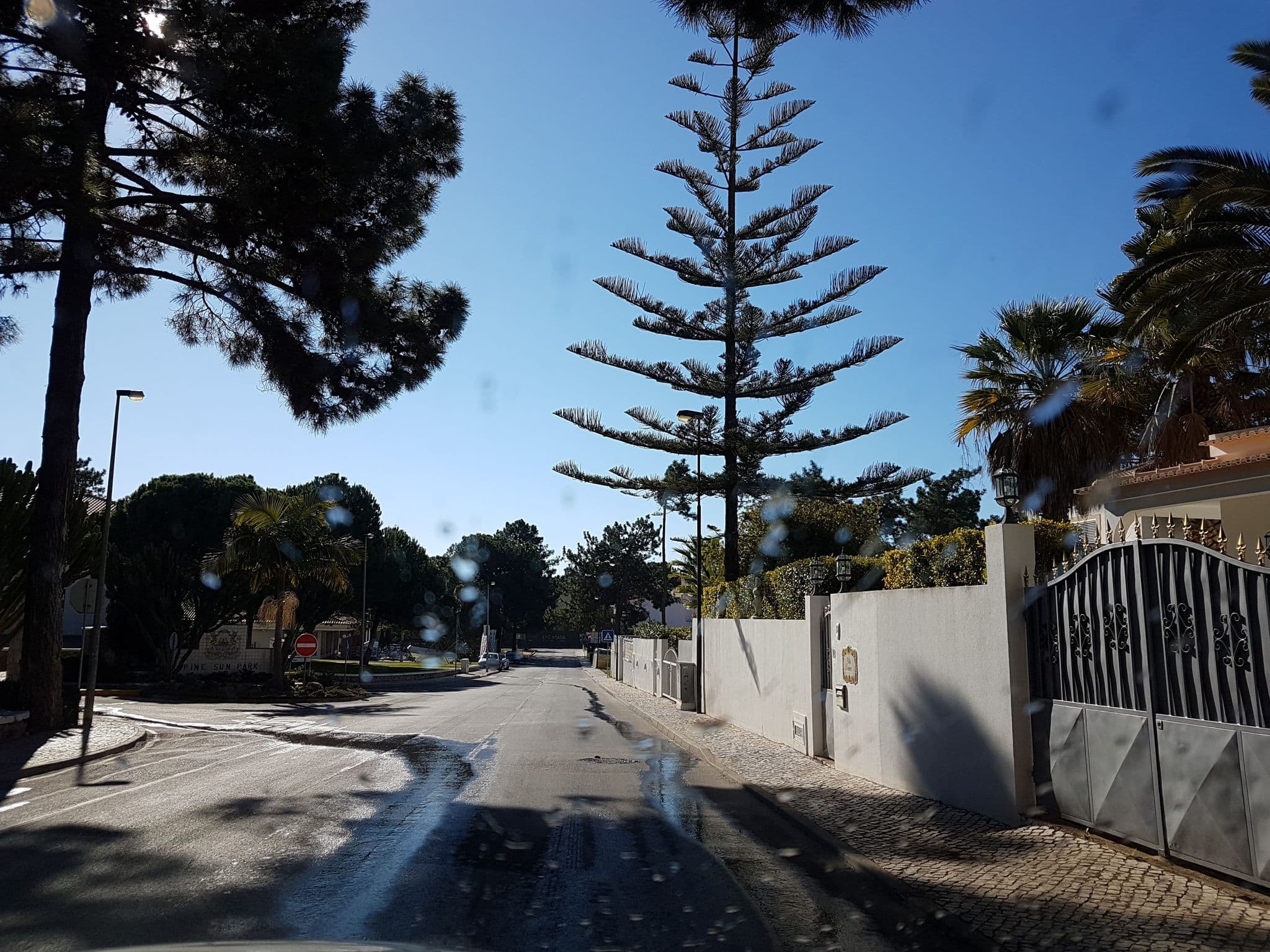 Street view near Pine Sun Park, Olhos de Água — © jopparn (CC BY-SA · Mapillary)