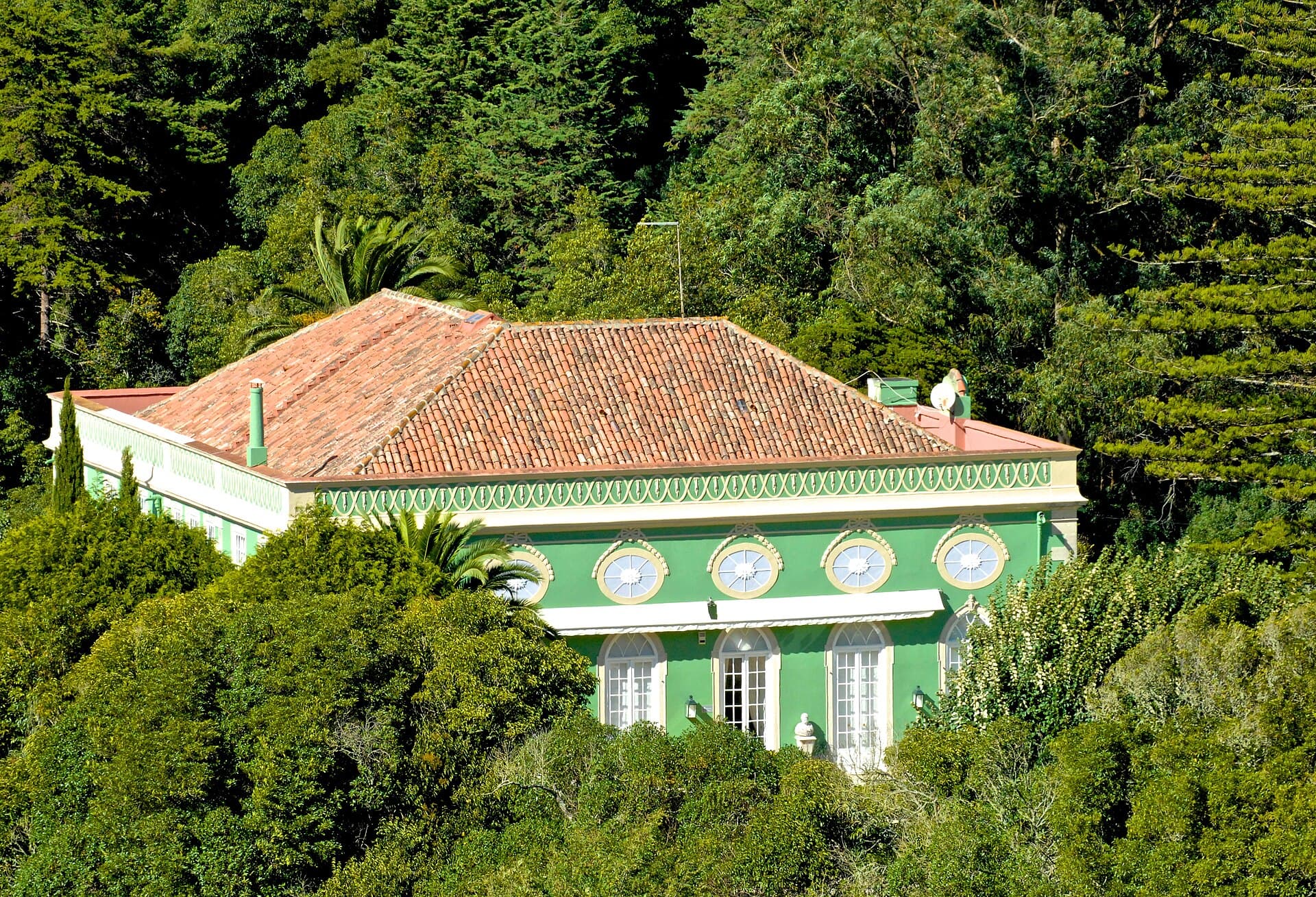 Casa Holstein Quinta de São Sebastiao Sintra (via Wikimedia Commons, CC BY 2.0)