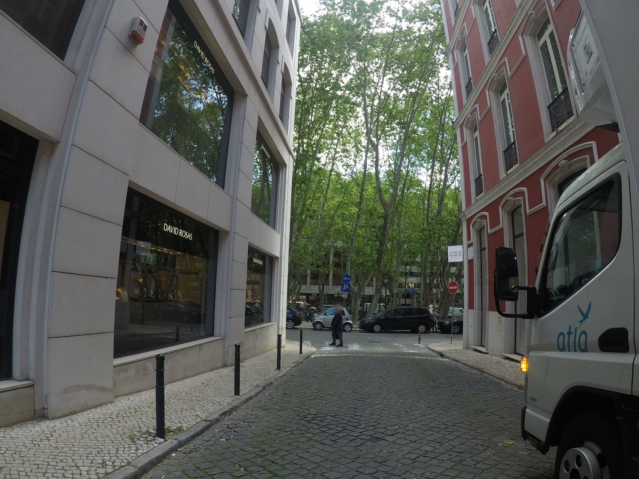 Street view near Quebramar Lisboa, São Mamede — © chrisbeddow (CC BY-SA · Mapillary)