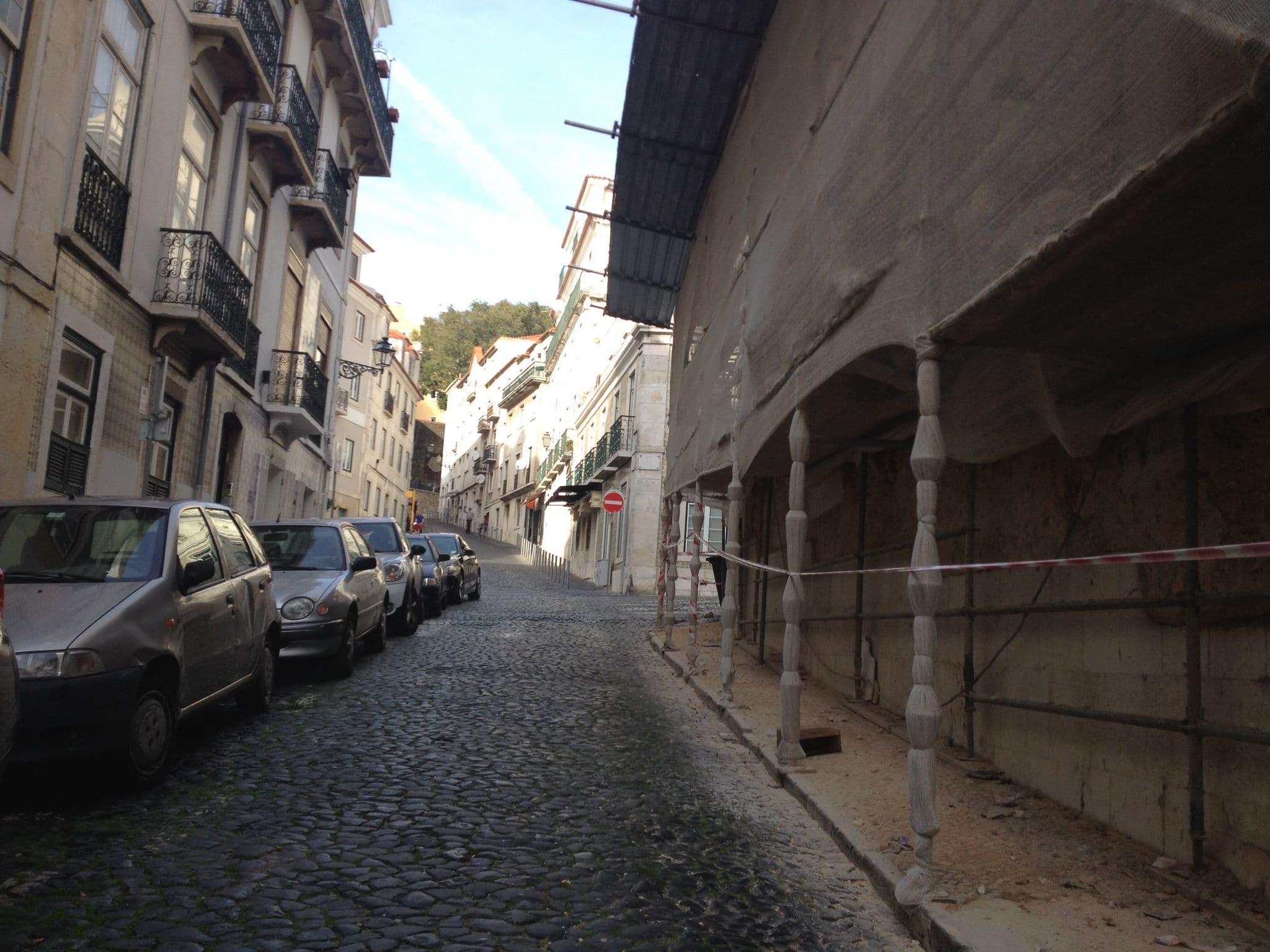 Street view near Solar dos Mouros - Empreendimentos Turísticos e Hoteleiros, Baixa — © pgiraud (CC BY-SA · Mapillary)