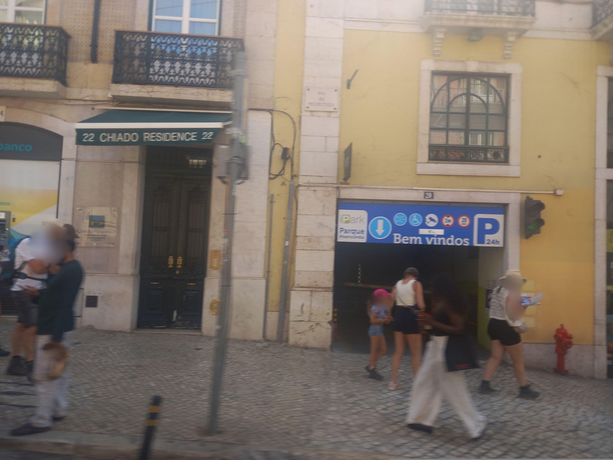 Street view near Waytostay Duque Chiado III, São Mamede — © danielagos12 (CC BY-SA · Mapillary)