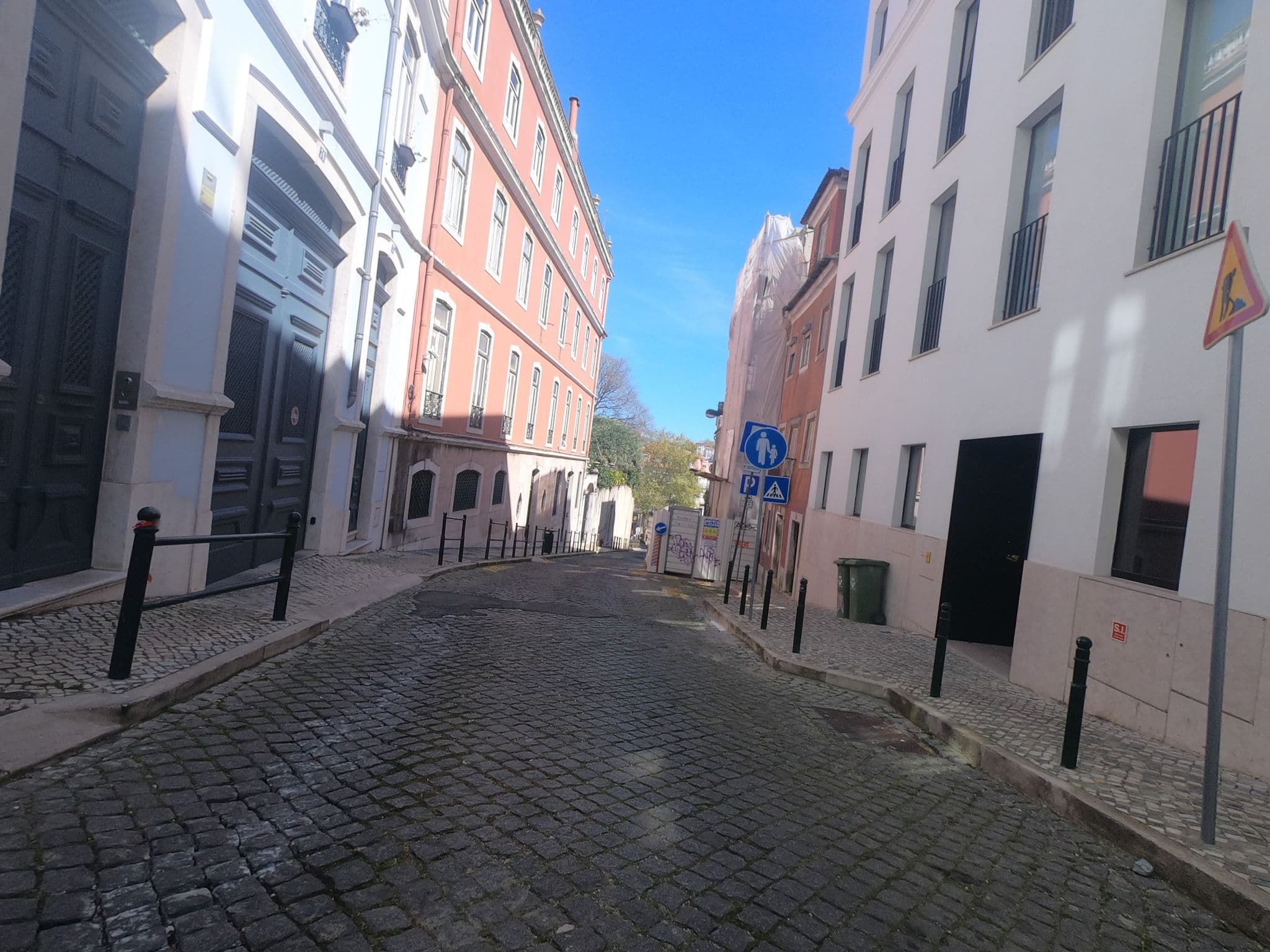 Street view near Room 702, Principe Real — © filohipo (CC BY-SA · Mapillary)