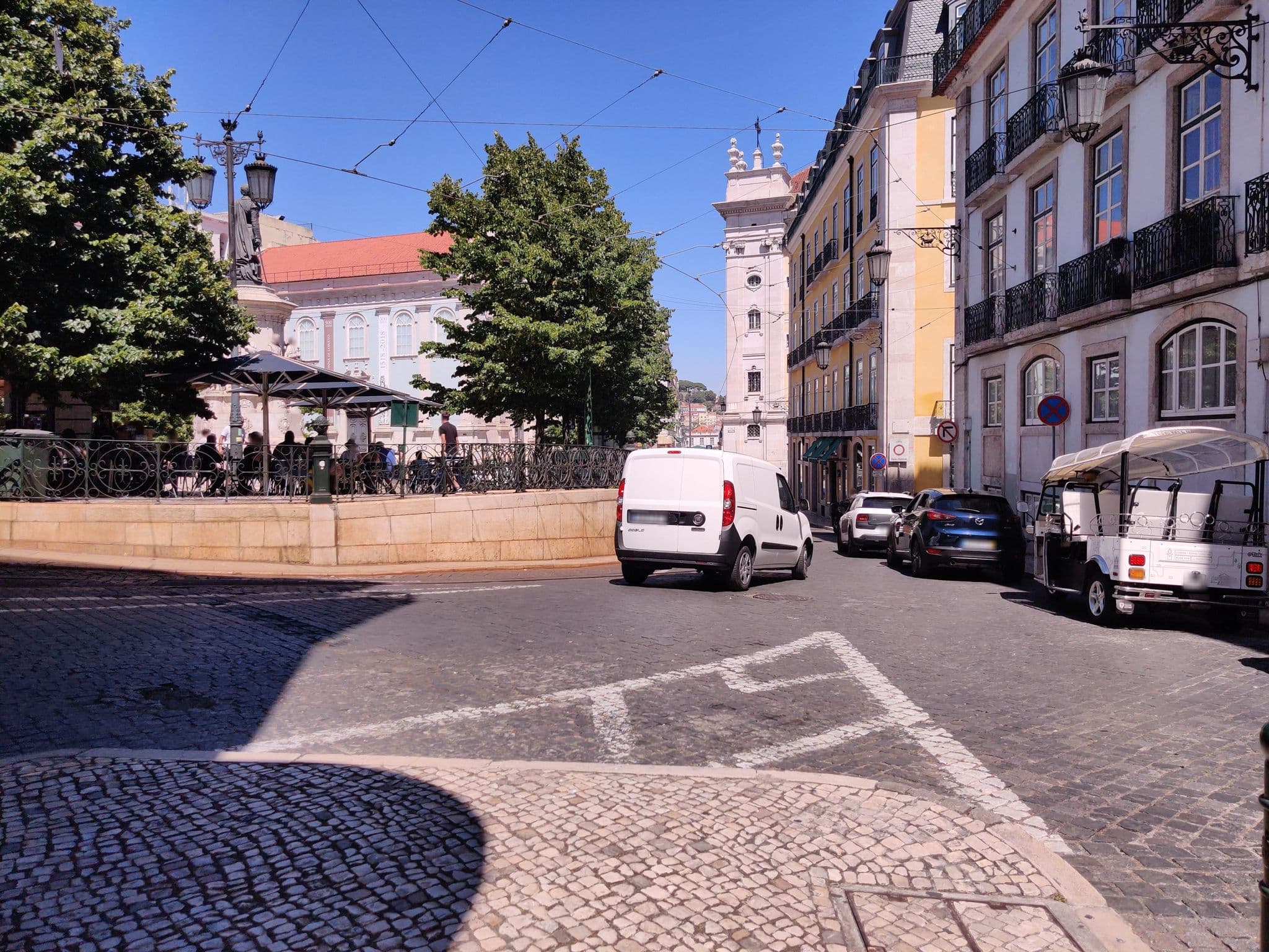 Street view near Efeito Oposto, Bairro Alto — © sttujames (CC BY-SA · Mapillary)
