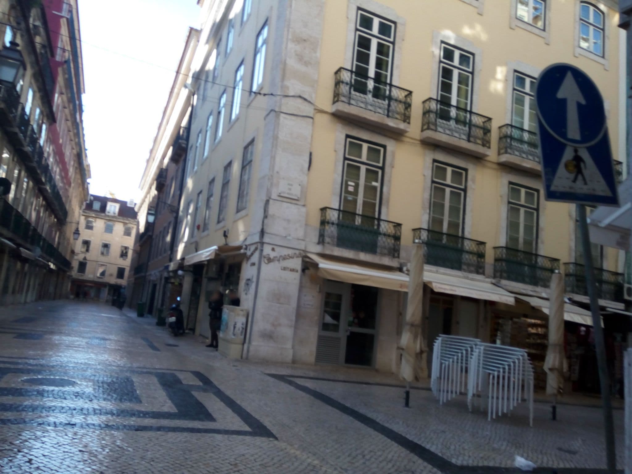 Street view near Days & Weeks, Baixa — © mapfool (CC BY-SA · Mapillary)