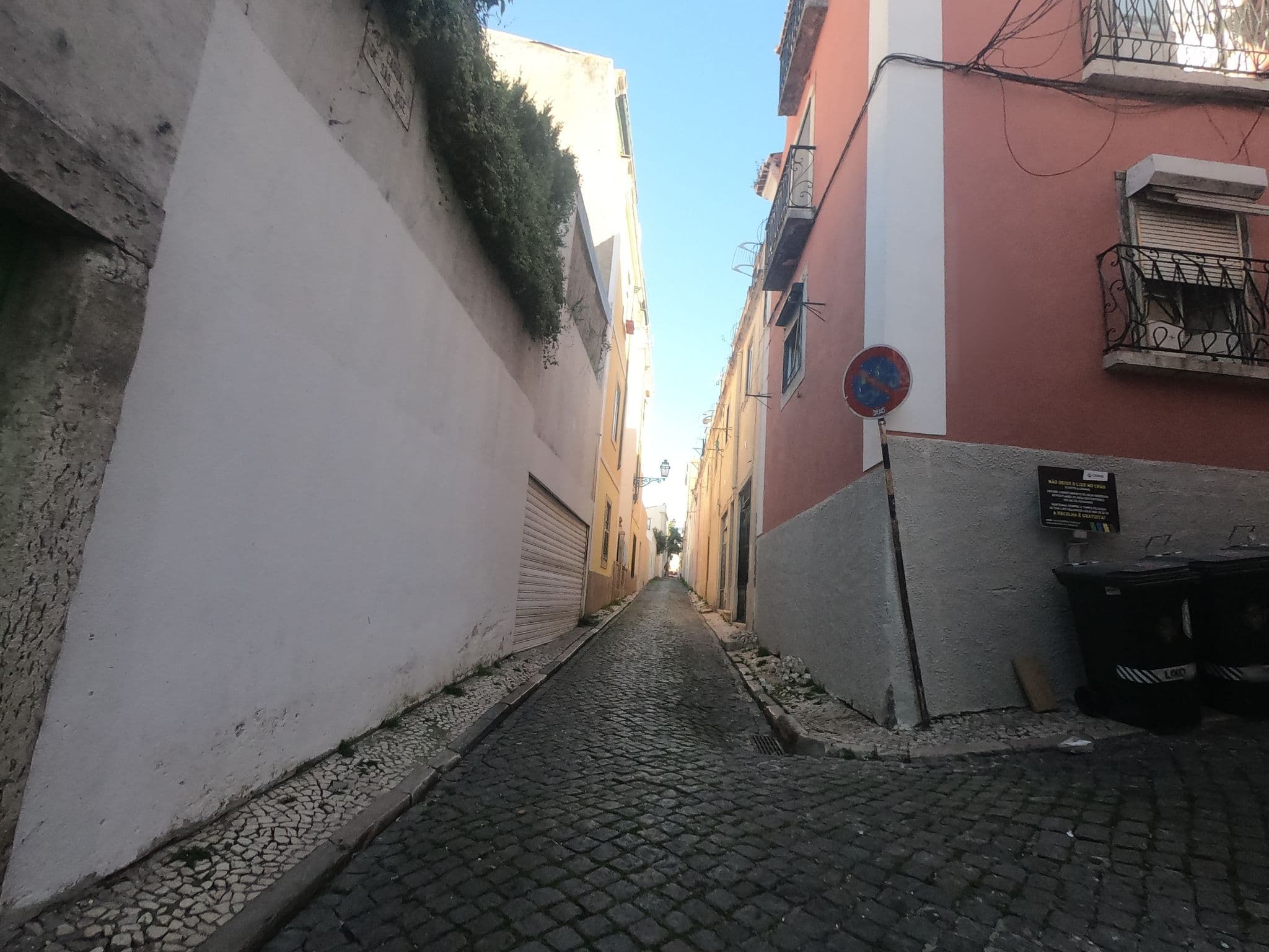 Street view near Mercador, Lisbon — © filohipo (CC BY-SA · Mapillary)