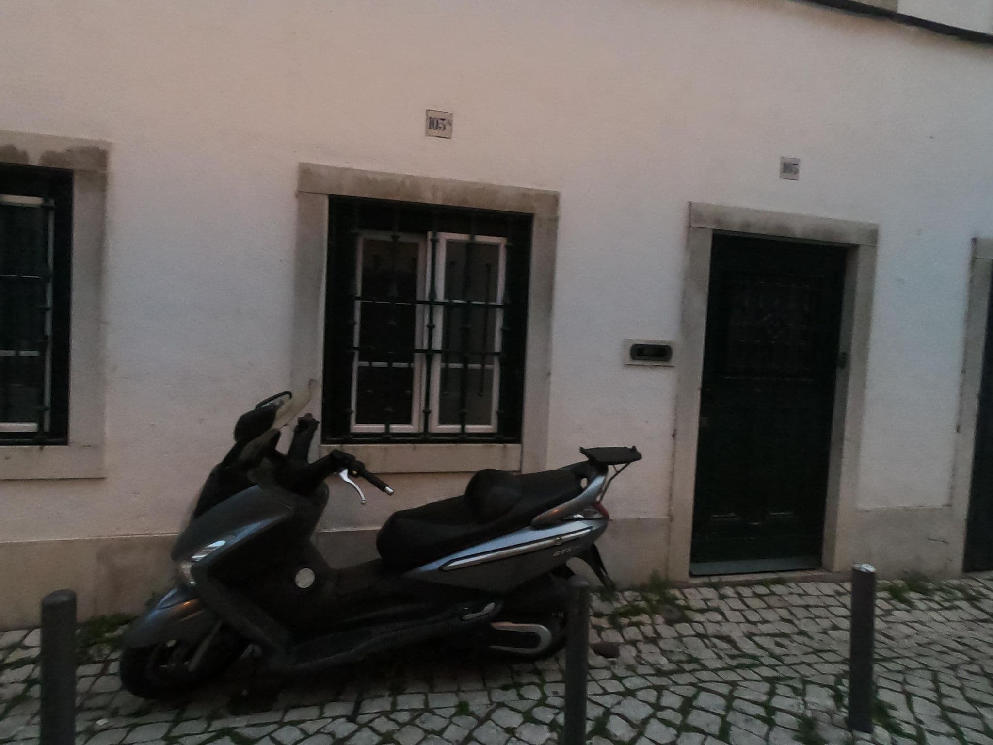 Street view near Fado Bed & Breakfast, Santos-o-Velho — © filohipo (CC BY-SA · Mapillary)