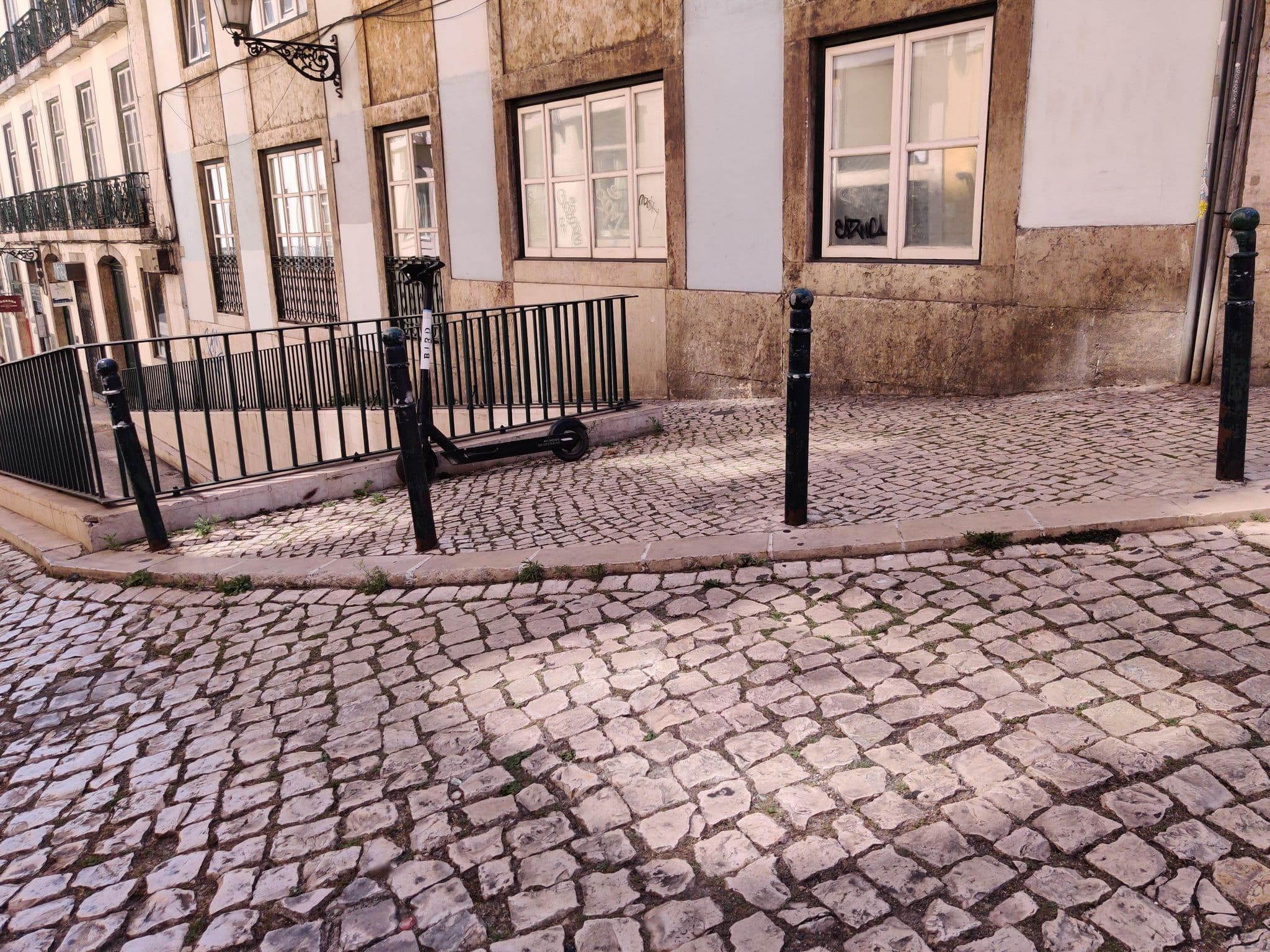 Street view near Casinha dos Flores, Bairro Alto — © sttujames (CC BY-SA · Mapillary)