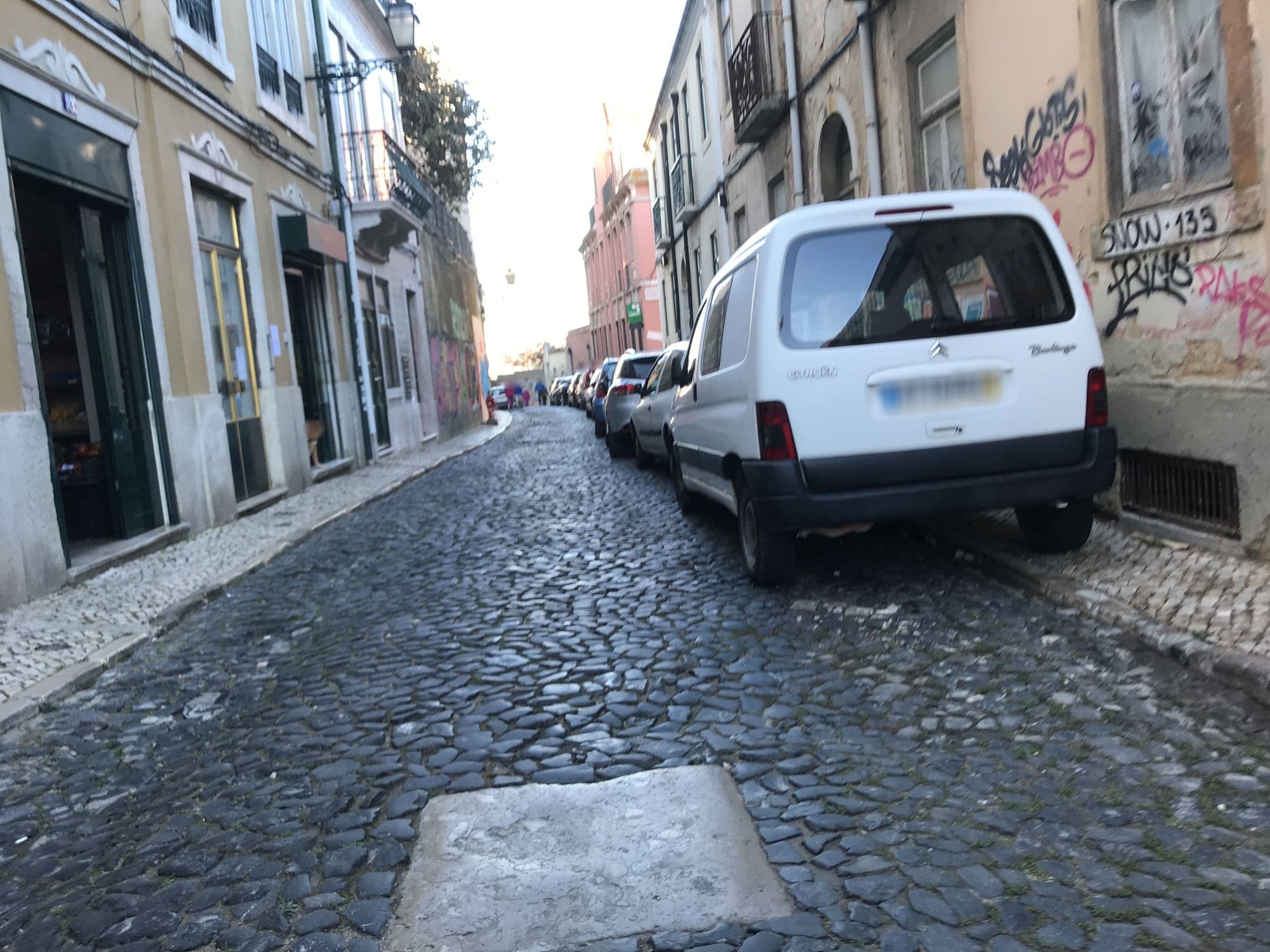 Street view near Castelo terrace apartments, Graça — © miguel_andrade (CC BY-SA · Mapillary)