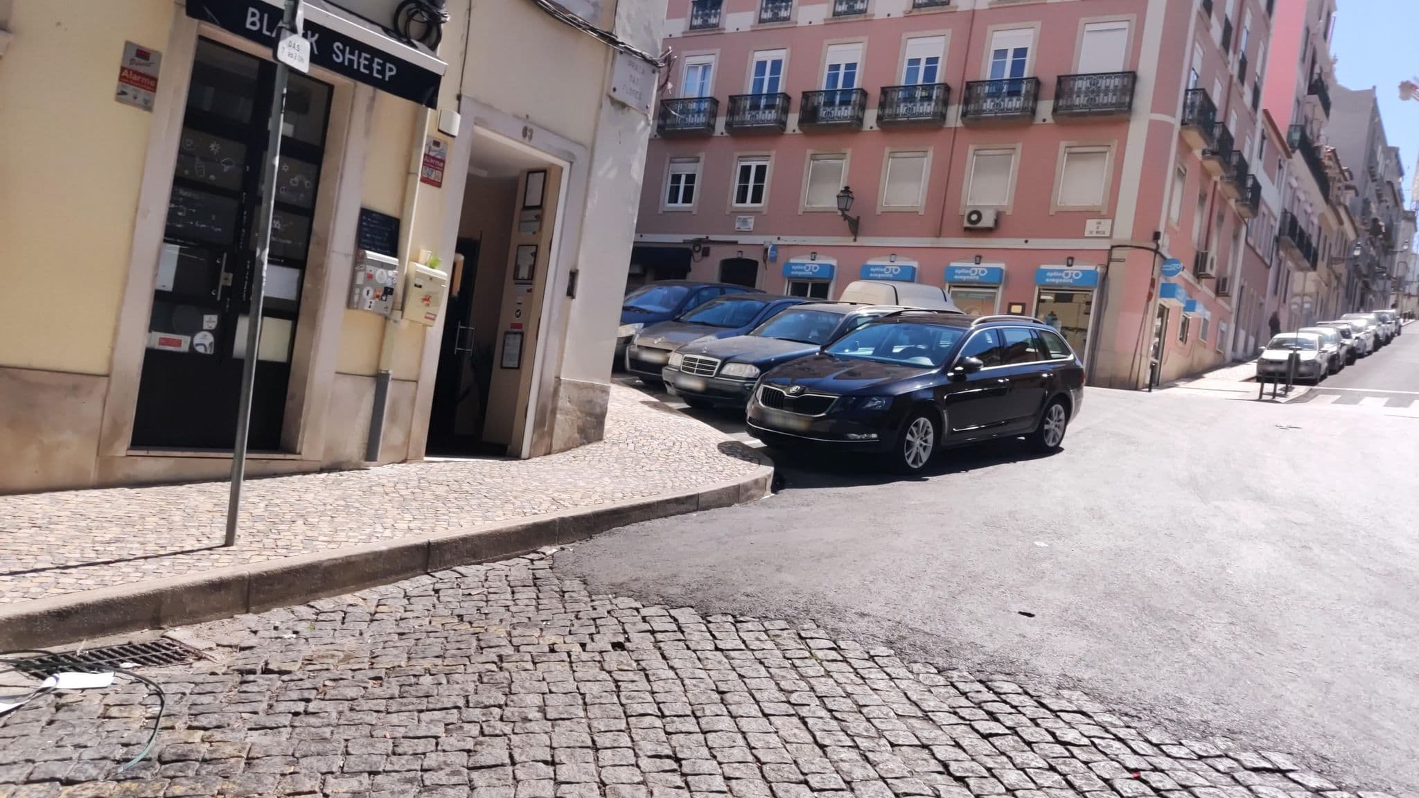 Street view near Casa da Saudade Terrace, Principe Real — © marcuscalabresus (CC BY-SA · Mapillary)