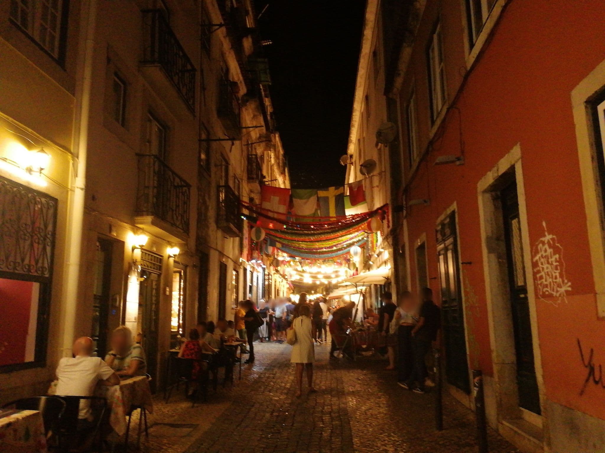Street view near Waytostay, Bairro Alto — © roosemberth (CC BY-SA · Mapillary)