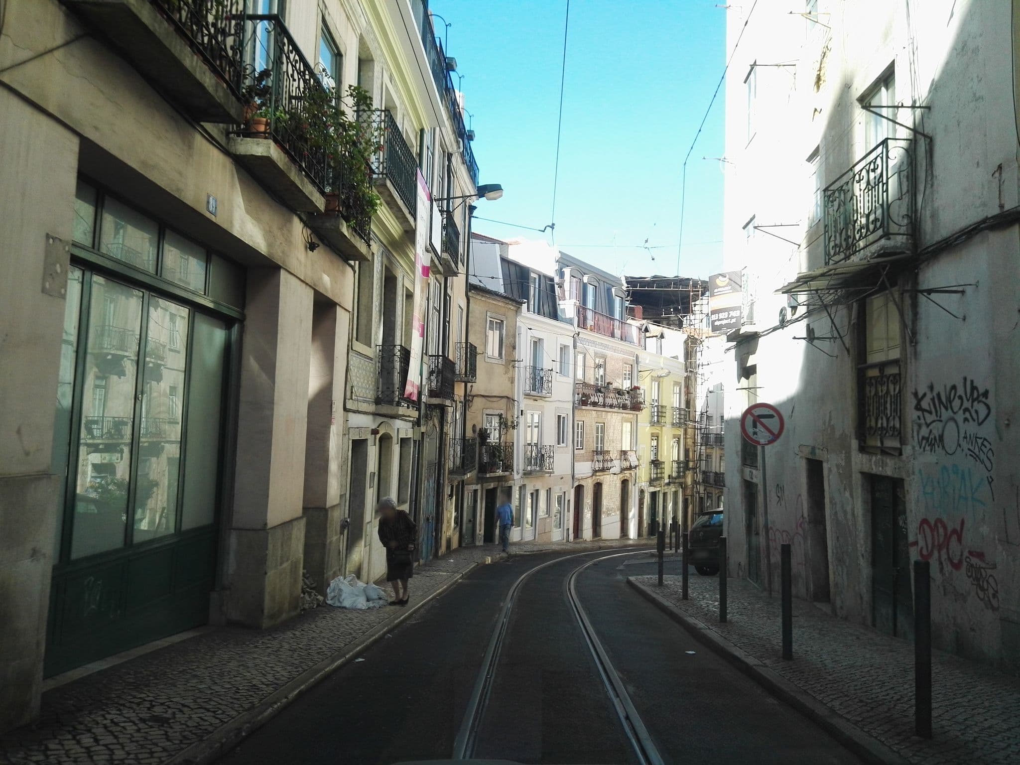 Street view near Ritz & Freud B&B, Santos-o-Velho — © filipegraciosa (CC BY-SA · Mapillary)