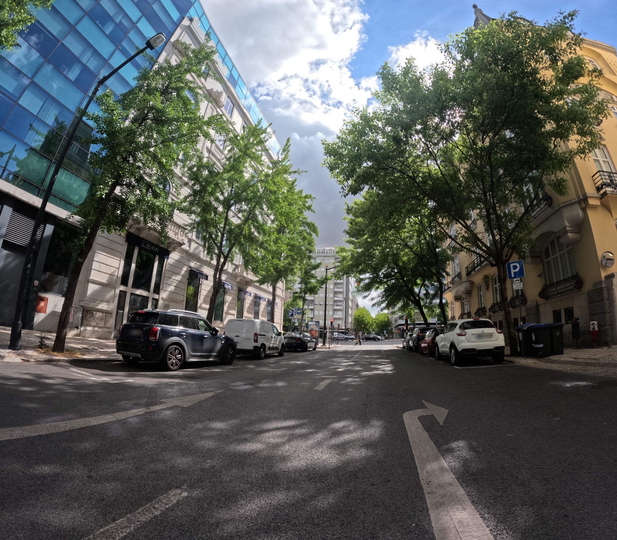 Street view near Pop Saldanha Premium Apartments, São Sebastião da Pedreira — © danielagos12 (CC BY-SA · Mapillary)