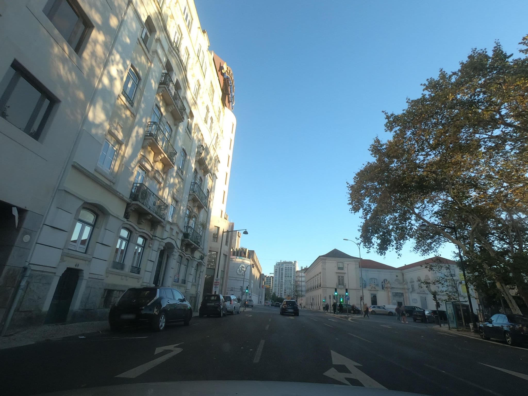 Street view near Fusions Hostel, Campo Pequeno — © filohipo (CC BY-SA · Mapillary)