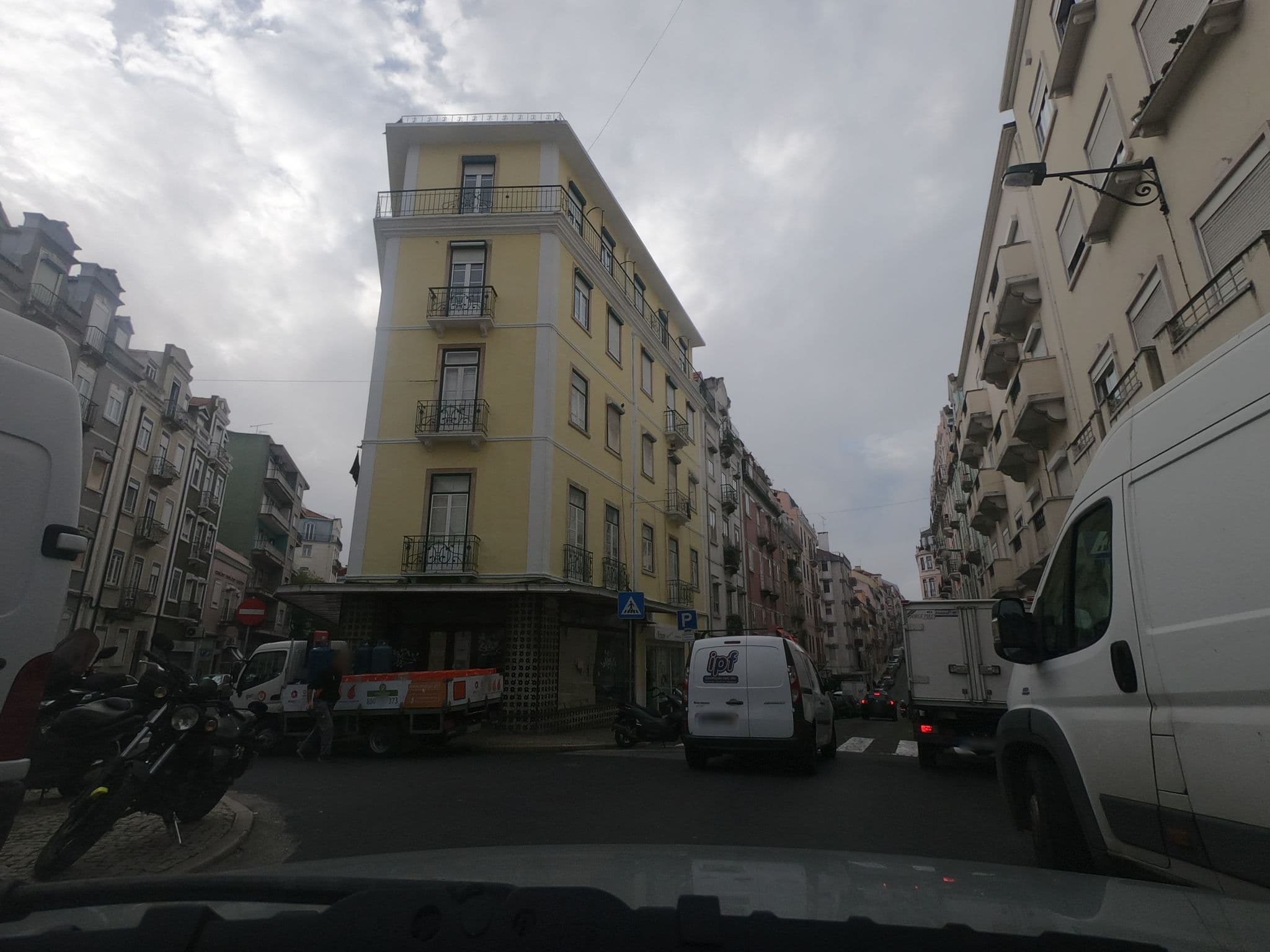 Street view near Larexport - Administração de Lares Importação Exportação, São Jorge de Arroios — © filohipo (CC BY-SA · Mapillary)