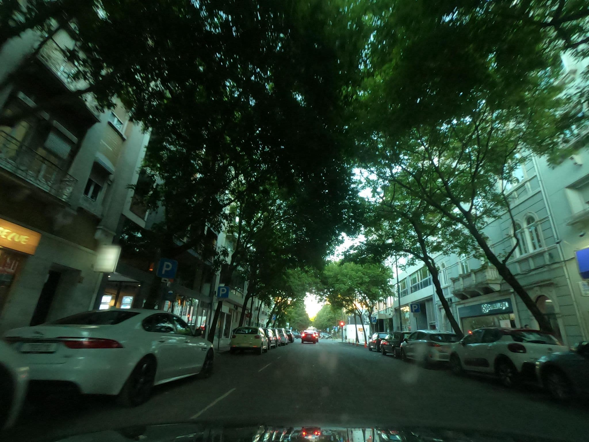 Street view near Residência Ideal, Campo Pequeno — © filohipo (CC BY-SA · Mapillary)