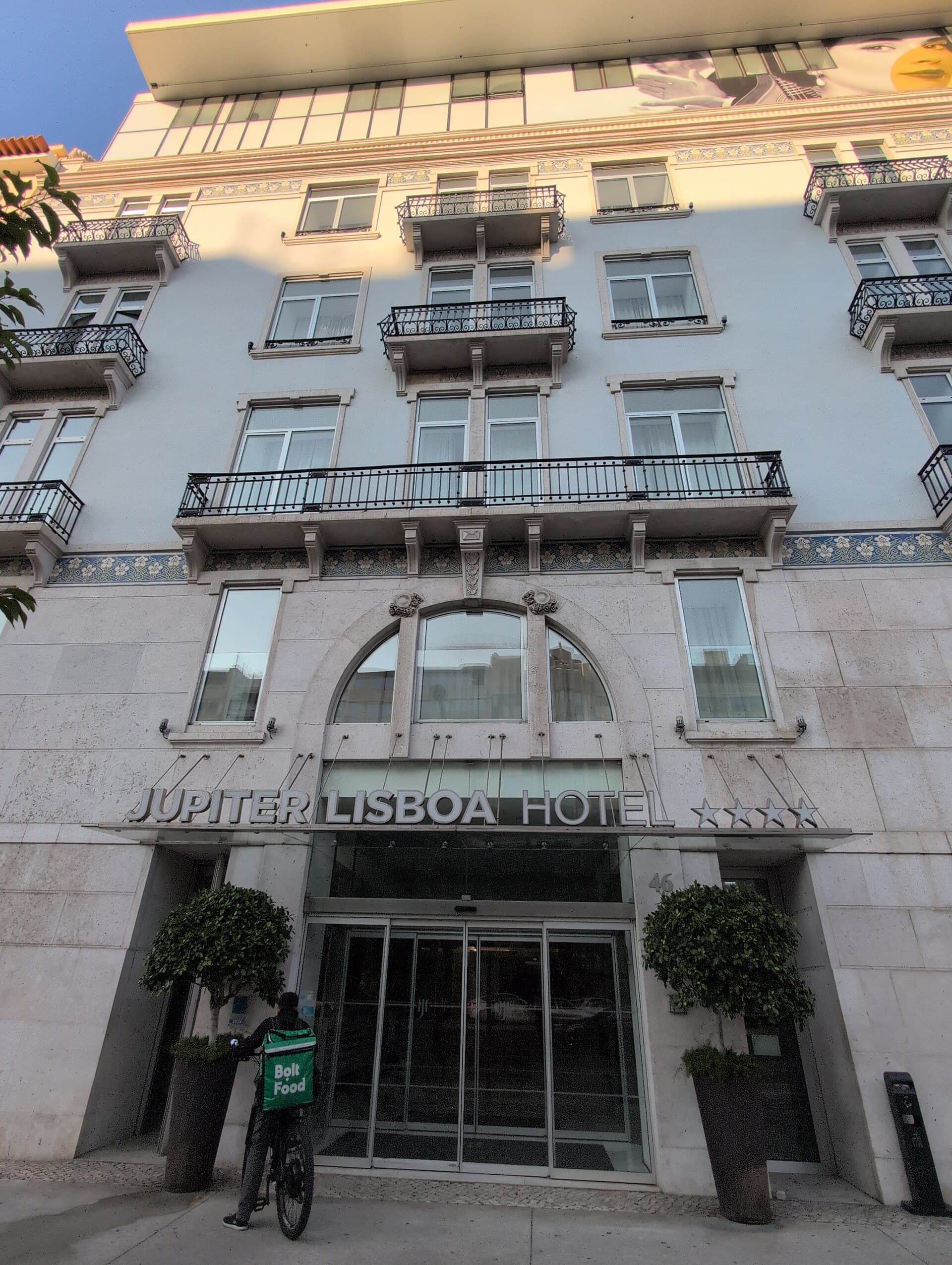 Jupiter Lisboa Hotel (via Wikimedia Commons, CC0)