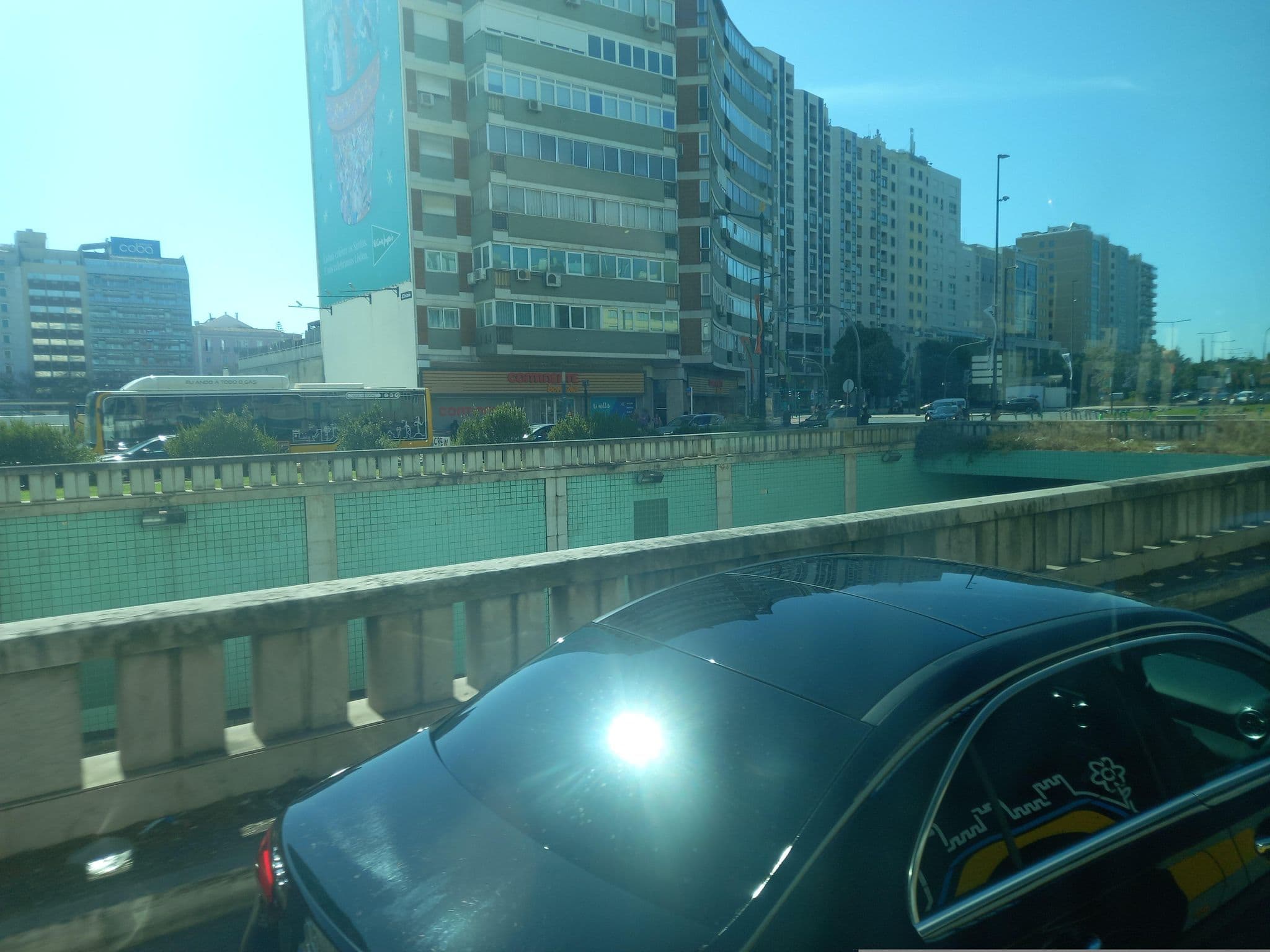 Street view near LxRoller Premium Guesthouse, Campo Pequeno — © danielagos12 (CC BY-SA · Mapillary)