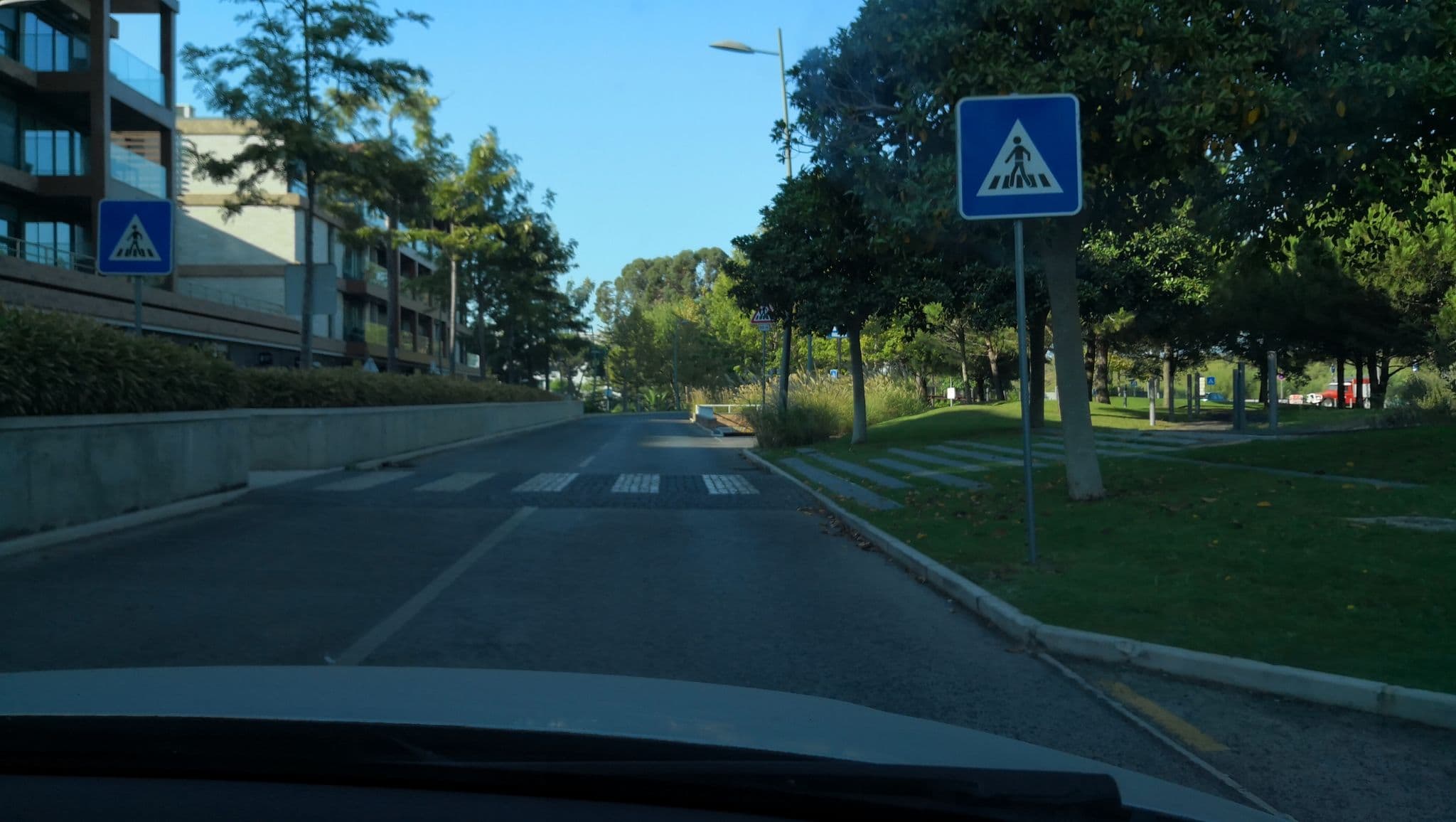 Street view near Troiaresort - Aqualuz Suite Hotel Apartamentos Troia Lagoa, Setúbal — © sanjorgepinho (CC BY-SA · Mapillary)