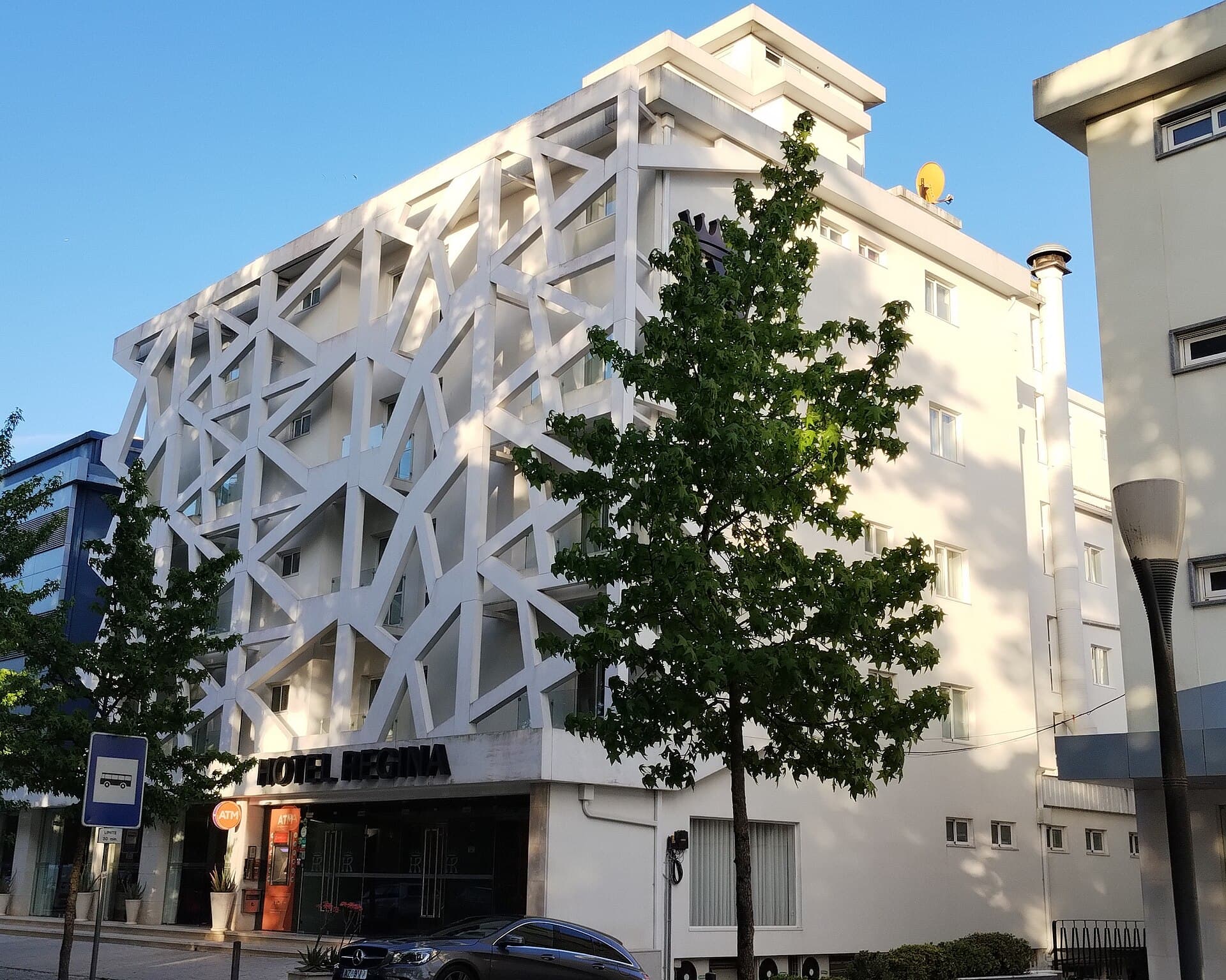 Hotel Regina - Fátima Hotels (via Wikimedia Commons, CC BY-SA 4.0)