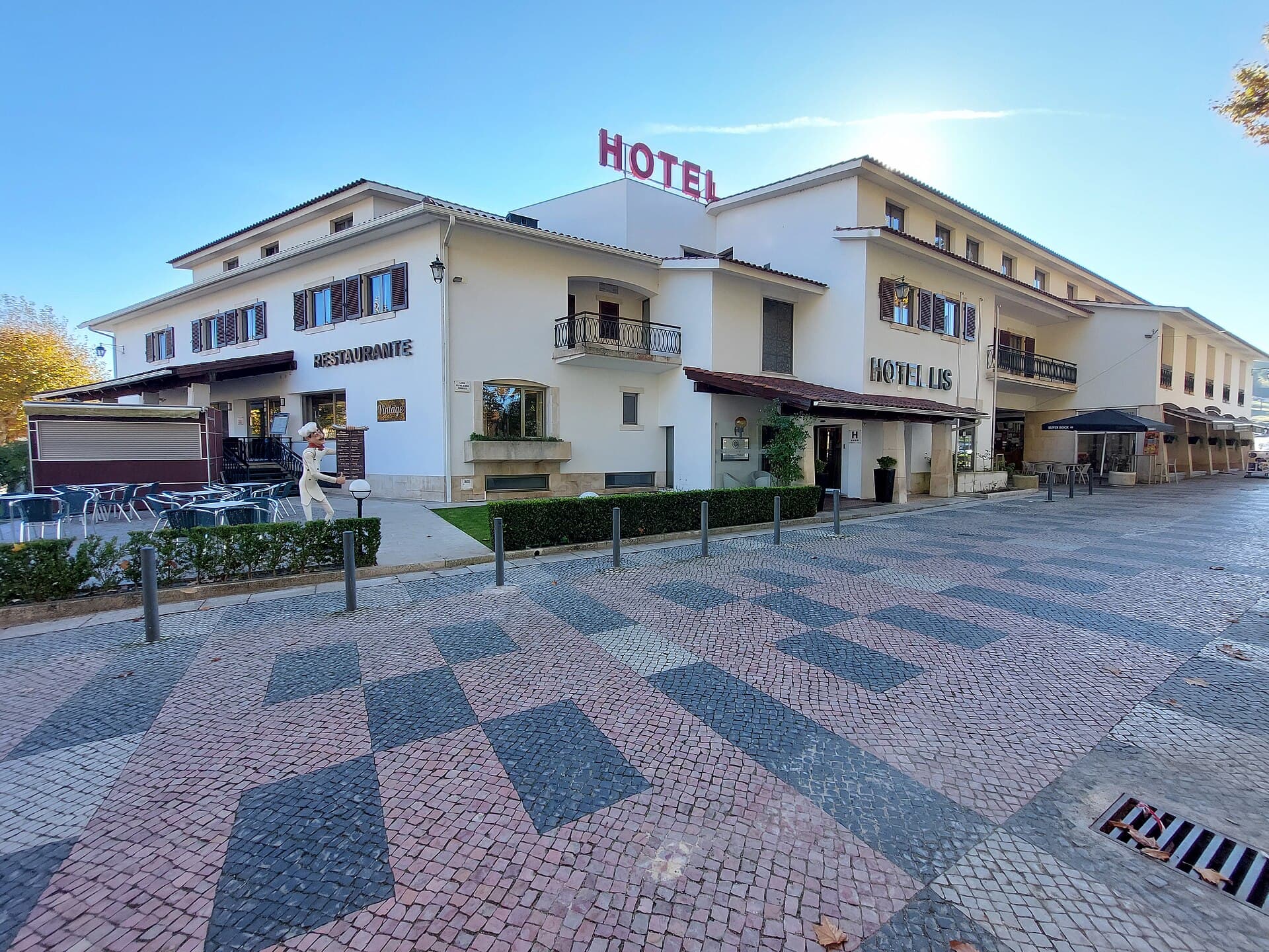 Hotel Mestre Afonso Domingues (via Wikimedia Commons, CC BY-SA 4.0)
