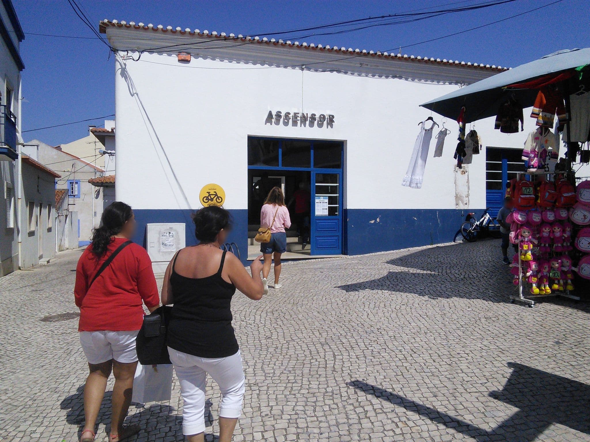 Street view near Rua De Horizonte Apartments, Nazaré — © andrewsnow (CC BY-SA · Mapillary)