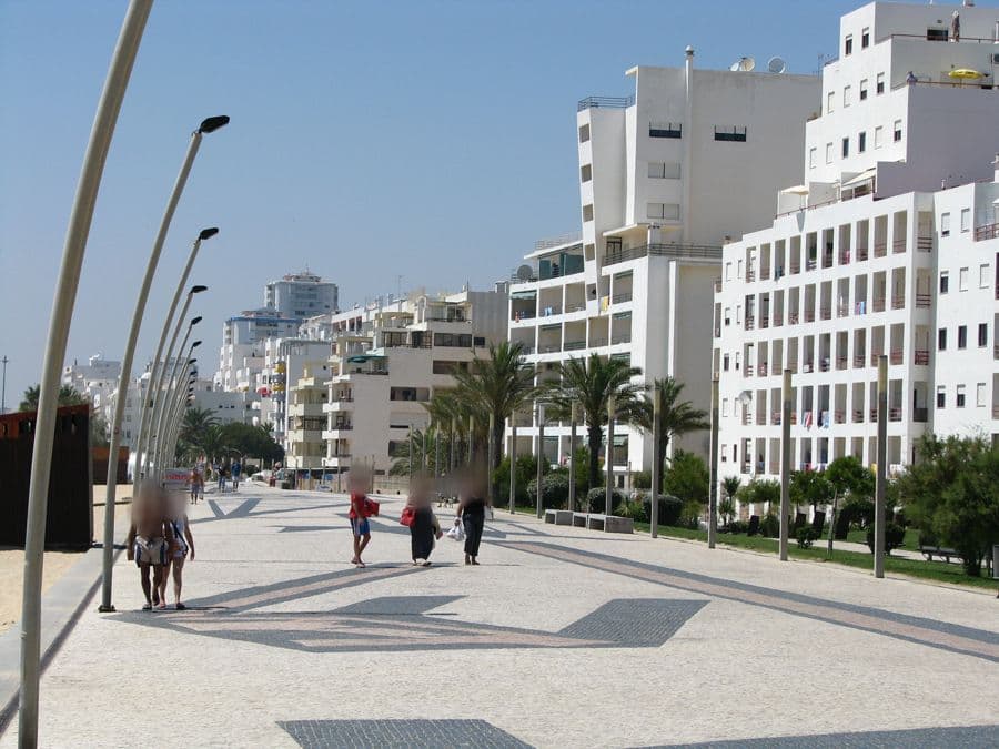 Street view near Oceanides Apartments - Garvetur, Quarteira — © barragon (CC BY-SA · Mapillary)